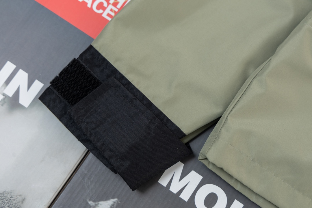 💰220
【TNF北面1990冲锋衣 𝗧𝗵𝗲 𝗡𝗼𝗿𝘁𝗵 𝗙𝗮𝗰𝗲 𝟭𝟵𝟵𝟬 𝗚𝗼𝗿𝗲-𝗧𝗲𝘅/黑色/半压胶版本/加绒内里】

【⚠️腋下有拉链 门襟双拉链】
【⚠️ R字标刺绣𝗚𝗼𝗿𝗲-𝗧𝗲𝘅】
【⚠️二合一功能（领子 袖口 有托绳  内胆两侧有拉链  ）可跟96羽绒服、摇粒绒、96马甲完美融合】
【⚠️加绒内里，即使不加内胆，保暖性也是很高】

咱家本次也是做了许多升级，为了还原ZP的一切质感今年团队历经数月最终出货。纯正非阉割版本两件套设计，穿着跨度时间更广！真正的牛货福利款👍

北面1990冲锋衣主要分美版、国内版、韩版，三种版本不仅存在颜色上的差别，质地上也有不同，美版最厚，国内版次之，韩版最薄；
自然也就有许多厂家来做，市面各种版本都有😔

◾️所有辅料还原ZP，oem代工厂出货，配码为6个尺码
◾️面料做工升级：防水为国际ISO标准90（ISO4）级别达到荷叶水珠滚动效果
◾️面料：高透层压织物Gore-tex仿水透气薄膜，手感更佳舒适。
◾️刺绣：胸前标志品牌Logo为真正的进口百灵达绣花机，市面很多货说是进口刺绣实际根本达不到针数。冲锋衣代表作品1990年MJ是TNF的传统最爱。
◾️这款时尚夹克采用GT设计，为您的所有都市冒险而重新构想，提供无与伦比的防水和防风保护。
◾️内里为可组合可单穿的摇粒绒加厚立领开衫，真正意义上的非阉割版本！可另外可与1996款经典羽绒服组合搭配保暖效果超级无敌。
尺码表s-xxl