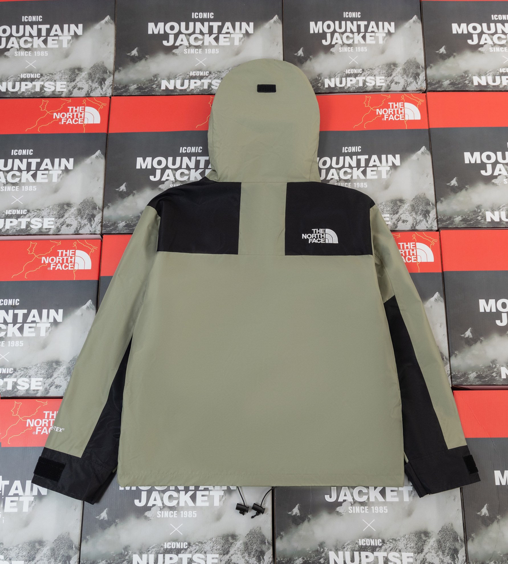 💰220
【TNF北面1990冲锋衣 𝗧𝗵𝗲 𝗡𝗼𝗿𝘁𝗵 𝗙𝗮𝗰𝗲 𝟭𝟵𝟵𝟬 𝗚𝗼𝗿𝗲-𝗧𝗲𝘅/黑色/半压胶版本/加绒内里】

【⚠️腋下有拉链 门襟双拉链】
【⚠️ R字标刺绣𝗚𝗼𝗿𝗲-𝗧𝗲𝘅】
【⚠️二合一功能（领子 袖口 有托绳  内胆两侧有拉链  ）可跟96羽绒服、摇粒绒、96马甲完美融合】
【⚠️加绒内里，即使不加内胆，保暖性也是很高】

咱家本次也是做了许多升级，为了还原ZP的一切质感今年团队历经数月最终出货。纯正非阉割版本两件套设计，穿着跨度时间更广！真正的牛货福利款👍

北面1990冲锋衣主要分美版、国内版、韩版，三种版本不仅存在颜色上的差别，质地上也有不同，美版最厚，国内版次之，韩版最薄；
自然也就有许多厂家来做，市面各种版本都有😔

◾️所有辅料还原ZP，oem代工厂出货，配码为6个尺码
◾️面料做工升级：防水为国际ISO标准90（ISO4）级别达到荷叶水珠滚动效果
◾️面料：高透层压织物Gore-tex仿水透气薄膜，手感更佳舒适。
◾️刺绣：胸前标志品牌Logo为真正的进口百灵达绣花机，市面很多货说是进口刺绣实际根本达不到针数。冲锋衣代表作品1990年MJ是TNF的传统最爱。
◾️这款时尚夹克采用GT设计，为您的所有都市冒险而重新构想，提供无与伦比的防水和防风保护。
◾️内里为可组合可单穿的摇粒绒加厚立领开衫，真正意义上的非阉割版本！可另外可与1996款经典羽绒服组合搭配保暖效果超级无敌。
尺码表s-xxl