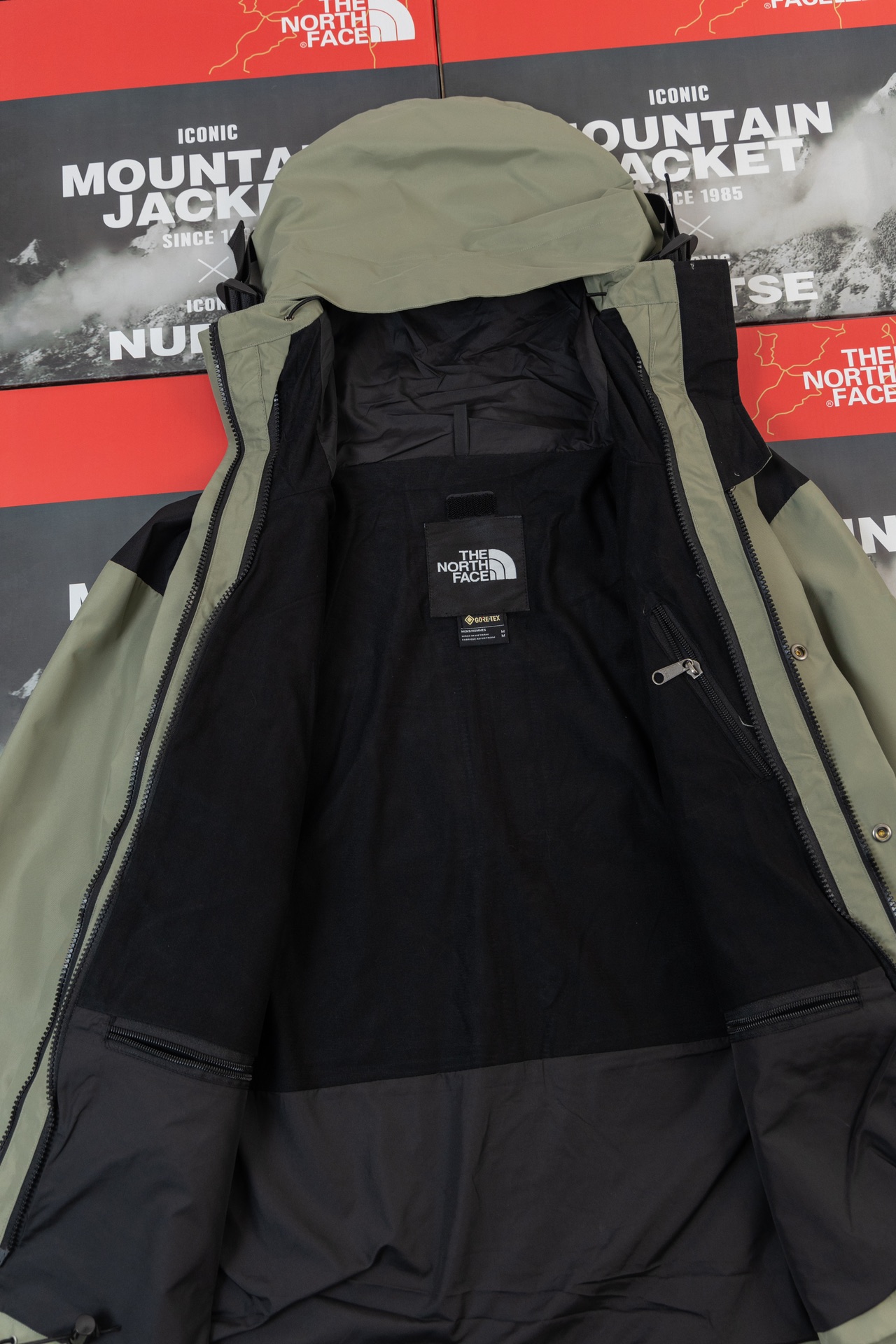💰220
【TNF北面1990冲锋衣 𝗧𝗵𝗲 𝗡𝗼𝗿𝘁𝗵 𝗙𝗮𝗰𝗲 𝟭𝟵𝟵𝟬 𝗚𝗼𝗿𝗲-𝗧𝗲𝘅/黑色/半压胶版本/加绒内里】

【⚠️腋下有拉链 门襟双拉链】
【⚠️ R字标刺绣𝗚𝗼𝗿𝗲-𝗧𝗲𝘅】
【⚠️二合一功能（领子 袖口 有托绳  内胆两侧有拉链  ）可跟96羽绒服、摇粒绒、96马甲完美融合】
【⚠️加绒内里，即使不加内胆，保暖性也是很高】

咱家本次也是做了许多升级，为了还原ZP的一切质感今年团队历经数月最终出货。纯正非阉割版本两件套设计，穿着跨度时间更广！真正的牛货福利款👍

北面1990冲锋衣主要分美版、国内版、韩版，三种版本不仅存在颜色上的差别，质地上也有不同，美版最厚，国内版次之，韩版最薄；
自然也就有许多厂家来做，市面各种版本都有😔

◾️所有辅料还原ZP，oem代工厂出货，配码为6个尺码
◾️面料做工升级：防水为国际ISO标准90（ISO4）级别达到荷叶水珠滚动效果
◾️面料：高透层压织物Gore-tex仿水透气薄膜，手感更佳舒适。
◾️刺绣：胸前标志品牌Logo为真正的进口百灵达绣花机，市面很多货说是进口刺绣实际根本达不到针数。冲锋衣代表作品1990年MJ是TNF的传统最爱。
◾️这款时尚夹克采用GT设计，为您的所有都市冒险而重新构想，提供无与伦比的防水和防风保护。
◾️内里为可组合可单穿的摇粒绒加厚立领开衫，真正意义上的非阉割版本！可另外可与1996款经典羽绒服组合搭配保暖效果超级无敌。
尺码表s-xxl