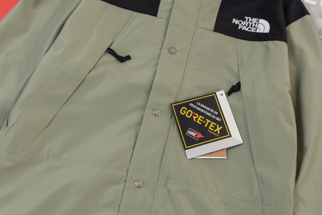 💰220
【TNF北面1990冲锋衣 𝗧𝗵𝗲 𝗡𝗼𝗿𝘁𝗵 𝗙𝗮𝗰𝗲 𝟭𝟵𝟵𝟬 𝗚𝗼𝗿𝗲-𝗧𝗲𝘅/黑色/半压胶版本/加绒内里】

【⚠️腋下有拉链 门襟双拉链】
【⚠️ R字标刺绣𝗚𝗼𝗿𝗲-𝗧𝗲𝘅】
【⚠️二合一功能（领子 袖口 有托绳  内胆两侧有拉链  ）可跟96羽绒服、摇粒绒、96马甲完美融合】
【⚠️加绒内里，即使不加内胆，保暖性也是很高】

咱家本次也是做了许多升级，为了还原ZP的一切质感今年团队历经数月最终出货。纯正非阉割版本两件套设计，穿着跨度时间更广！真正的牛货福利款👍

北面1990冲锋衣主要分美版、国内版、韩版，三种版本不仅存在颜色上的差别，质地上也有不同，美版最厚，国内版次之，韩版最薄；
自然也就有许多厂家来做，市面各种版本都有😔

◾️所有辅料还原ZP，oem代工厂出货，配码为6个尺码
◾️面料做工升级：防水为国际ISO标准90（ISO4）级别达到荷叶水珠滚动效果
◾️面料：高透层压织物Gore-tex仿水透气薄膜，手感更佳舒适。
◾️刺绣：胸前标志品牌Logo为真正的进口百灵达绣花机，市面很多货说是进口刺绣实际根本达不到针数。冲锋衣代表作品1990年MJ是TNF的传统最爱。
◾️这款时尚夹克采用GT设计，为您的所有都市冒险而重新构想，提供无与伦比的防水和防风保护。
◾️内里为可组合可单穿的摇粒绒加厚立领开衫，真正意义上的非阉割版本！可另外可与1996款经典羽绒服组合搭配保暖效果超级无敌。
尺码表s-xxl