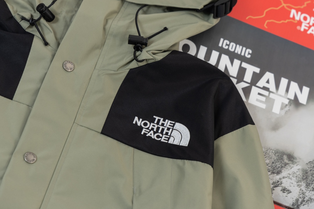 💰220
【TNF北面1990冲锋衣 𝗧𝗵𝗲 𝗡𝗼𝗿𝘁𝗵 𝗙𝗮𝗰𝗲 𝟭𝟵𝟵𝟬 𝗚𝗼𝗿𝗲-𝗧𝗲𝘅/黑色/半压胶版本/加绒内里】

【⚠️腋下有拉链 门襟双拉链】
【⚠️ R字标刺绣𝗚𝗼𝗿𝗲-𝗧𝗲𝘅】
【⚠️二合一功能（领子 袖口 有托绳  内胆两侧有拉链  ）可跟96羽绒服、摇粒绒、96马甲完美融合】
【⚠️加绒内里，即使不加内胆，保暖性也是很高】

咱家本次也是做了许多升级，为了还原ZP的一切质感今年团队历经数月最终出货。纯正非阉割版本两件套设计，穿着跨度时间更广！真正的牛货福利款👍

北面1990冲锋衣主要分美版、国内版、韩版，三种版本不仅存在颜色上的差别，质地上也有不同，美版最厚，国内版次之，韩版最薄；
自然也就有许多厂家来做，市面各种版本都有😔

◾️所有辅料还原ZP，oem代工厂出货，配码为6个尺码
◾️面料做工升级：防水为国际ISO标准90（ISO4）级别达到荷叶水珠滚动效果
◾️面料：高透层压织物Gore-tex仿水透气薄膜，手感更佳舒适。
◾️刺绣：胸前标志品牌Logo为真正的进口百灵达绣花机，市面很多货说是进口刺绣实际根本达不到针数。冲锋衣代表作品1990年MJ是TNF的传统最爱。
◾️这款时尚夹克采用GT设计，为您的所有都市冒险而重新构想，提供无与伦比的防水和防风保护。
◾️内里为可组合可单穿的摇粒绒加厚立领开衫，真正意义上的非阉割版本！可另外可与1996款经典羽绒服组合搭配保暖效果超级无敌。
尺码表s-xxl