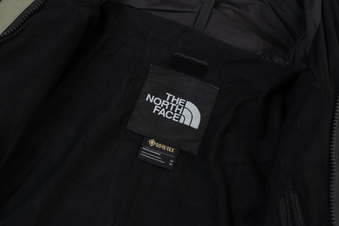 💰220
【TNF北面1990冲锋衣 𝗧𝗵𝗲 𝗡𝗼𝗿𝘁𝗵 𝗙𝗮𝗰𝗲 𝟭𝟵𝟵𝟬 𝗚𝗼𝗿𝗲-𝗧𝗲𝘅/黑色/半压胶版本/加绒内里】

【⚠️腋下有拉链 门襟双拉链】
【⚠️ R字标刺绣𝗚𝗼𝗿𝗲-𝗧𝗲𝘅】
【⚠️二合一功能（领子 袖口 有托绳  内胆两侧有拉链  ）可跟96羽绒服、摇粒绒、96马甲完美融合】
【⚠️加绒内里，即使不加内胆，保暖性也是很高】

咱家本次也是做了许多升级，为了还原ZP的一切质感今年团队历经数月最终出货。纯正非阉割版本两件套设计，穿着跨度时间更广！真正的牛货福利款👍

北面1990冲锋衣主要分美版、国内版、韩版，三种版本不仅存在颜色上的差别，质地上也有不同，美版最厚，国内版次之，韩版最薄；
自然也就有许多厂家来做，市面各种版本都有😔

◾️所有辅料还原ZP，oem代工厂出货，配码为6个尺码
◾️面料做工升级：防水为国际ISO标准90（ISO4）级别达到荷叶水珠滚动效果
◾️面料：高透层压织物Gore-tex仿水透气薄膜，手感更佳舒适。
◾️刺绣：胸前标志品牌Logo为真正的进口百灵达绣花机，市面很多货说是进口刺绣实际根本达不到针数。冲锋衣代表作品1990年MJ是TNF的传统最爱。
◾️这款时尚夹克采用GT设计，为您的所有都市冒险而重新构想，提供无与伦比的防水和防风保护。
◾️内里为可组合可单穿的摇粒绒加厚立领开衫，真正意义上的非阉割版本！可另外可与1996款经典羽绒服组合搭配保暖效果超级无敌。
尺码表s-xxl