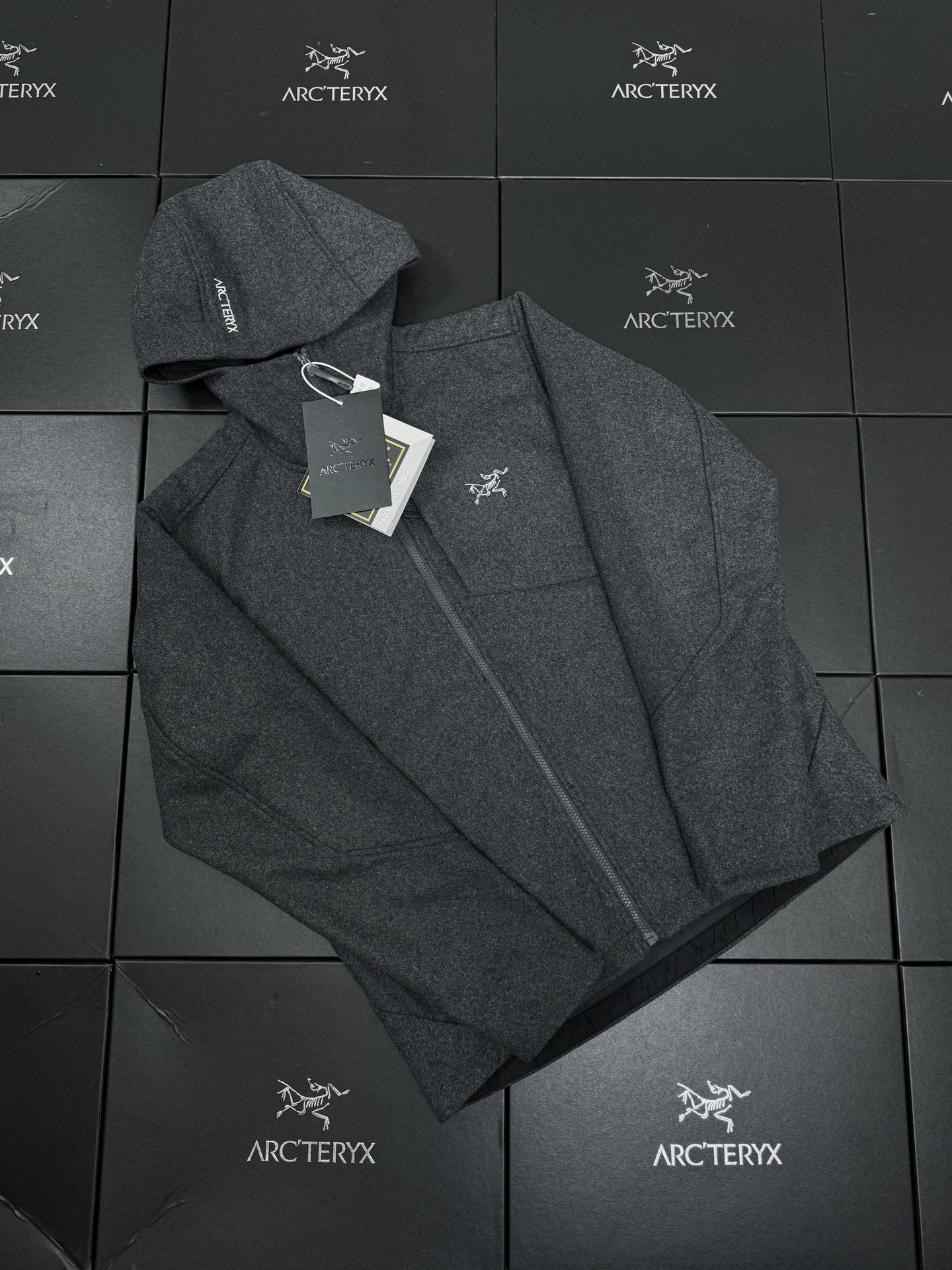 💰270 款号G26
#ARC'TERYX# 始祖鸟Sawyer Wool Hoody刺绣小标识羊毛外套软壳夹克连帽防风冲锋衣  #这款SAWYER WOOL 夹克采用轻薄耐磨的羊毛软壳面料 羊毛涤纶双织布经 DWR(持久防水)处理 耐磨 轻薄 中度保暖 防风挡雨 面料防风而透气 感觉舒适 具有弹性纤维的双向弹性 轻薄而耐磨 其面料防风挡雨 富有质感的底面保暖舒适 在各种天气活动和活动强度中能吸湿排汗 立体修身剪裁 增加高强度活动的透气性灵活性 高性能 轻量而耐倍加舒适 无闷热感 透气性超强 高度复刻 绝对是一款不可多得的好软壳衣 各处针脚加固了好几股 每一处都是整齐紧密 追求高端与奢华的风范 手感极佳  上身舒服又透气 版型不挑人 无论是从成衣的设计 还是面料都是高端户外男士的手选 年轻人可以穿出 时尚 青春的感觉 而中年人却可以穿出来成熟稳重！是一款横跨所有年龄的经典款百搭神衣！这个款是长青款 基本款 不挑人 运动达人必备 强烈建议入手 还原专柜 全身压胶顶级版本！自行区别市面低版本！
颜色/Colour：黑灰色  灰白色
尺码/Size：M/L/XL/2XL/3XL/4XL