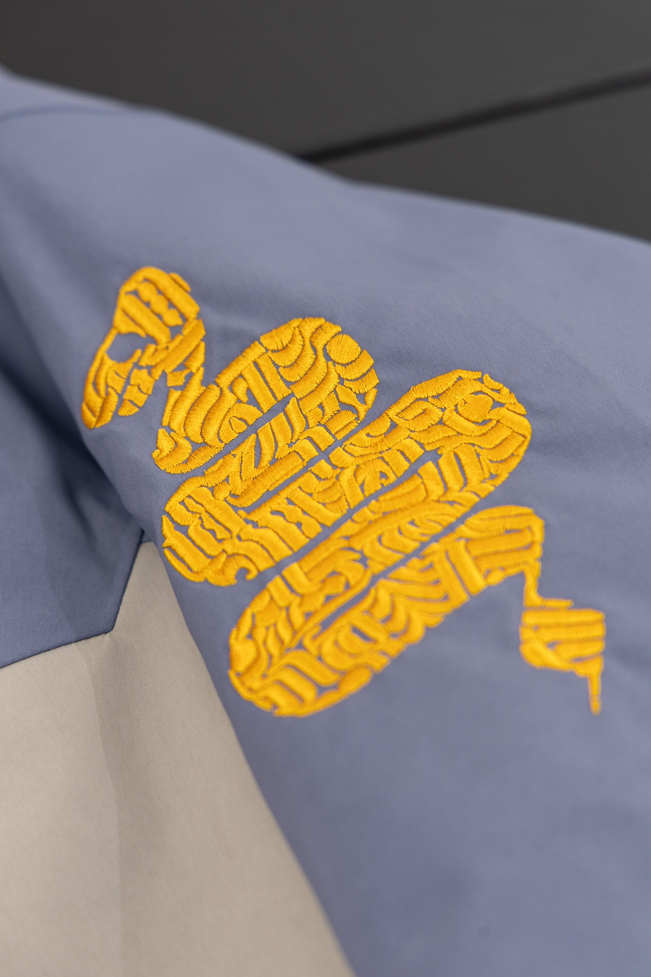 款号K36 ARC始祖鸟蛇年限定冲锋衣! 原版版型一比一打版,细节决定成败,市场最高版本 区别市场通货 欢迎拿样比较  - Arcteryx始祖鸟Alpha sv LNY蛇年限定:众所周日每年始祖鸟都会以十二生肖为思路出一款联名款的新年限定,今年也不例外 此次的蛇年限定胸口logo为金标衣袖上的蛇形图案也很吸睛帽子上还有蛇鳞为点缀整个衣服的颜色为金黄-深蓝-棕整体看上去很亮设计感拉满 颜色搭配也很好! - Alpha SV JACKET 硬壳 限定款Alpha SV JACKET 在袖口和内侧口袋饰有蛇形图案, - 限定款的帽子边缘同样点缀着蛇鳞印花设计 蛇“🐍”所代表的坚韧精神,正如始祖鸟高山精神所倡导的无畏挑战、勇往直前.🏔️ NO1. 防水:防水为国际ISO标准90(ISO4)级别达到荷叶水珠滚动效果! NO2. 面料:采用2L双层Gore-tex面料,面料表层做超高强度防水,内层覆膜,所以到达三层防水的效果,使成衣具有防水防污透气的出色效果. NO3. 工艺:压胶采用的胶水为铁金刚胶条,市面销售的潜水服就是这个牌子的胶水,区别市面普通压胶(洗几次就开胶)咱家只管放心 NO4. 刺绣:进口百灵达刺绣机还原ZP.百灵达刺绣工整立体,饱满度立体感以及每个字母的神韵特点,一笔一划工工整整立体效果强烈 NO5. 辅料:原版正品五金配件,字体清晰立体与正品一致 COLOR:蛇年限定 : 胸围112衣长68连肩袖76,推荐90-125斤 M: 胸围116衣长70连肩袖78,推荐125-150斤 L: 胸围120衣长72连肩袖80,推荐150-170斤 XL: 胸围124衣长74连肩袖82,推荐170-190斤 2XL: 胸围128衣长76连肩袖84,推荐190-210斤 (手工测量可能会存在1-2CM左右的偏差)