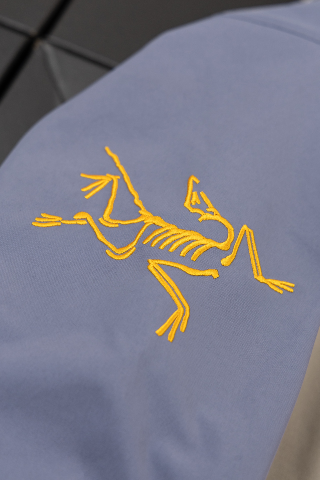 款号K36 ARC始祖鸟蛇年限定冲锋衣! 原版版型一比一打版,细节决定成败,市场最高版本 区别市场通货 欢迎拿样比较  - Arcteryx始祖鸟Alpha sv LNY蛇年限定:众所周日每年始祖鸟都会以十二生肖为思路出一款联名款的新年限定,今年也不例外 此次的蛇年限定胸口logo为金标衣袖上的蛇形图案也很吸睛帽子上还有蛇鳞为点缀整个衣服的颜色为金黄-深蓝-棕整体看上去很亮设计感拉满 颜色搭配也很好! - Alpha SV JACKET 硬壳 限定款Alpha SV JACKET 在袖口和内侧口袋饰有蛇形图案, - 限定款的帽子边缘同样点缀着蛇鳞印花设计 蛇“🐍”所代表的坚韧精神,正如始祖鸟高山精神所倡导的无畏挑战、勇往直前.🏔️ NO1. 防水:防水为国际ISO标准90(ISO4)级别达到荷叶水珠滚动效果! NO2. 面料:采用2L双层Gore-tex面料,面料表层做超高强度防水,内层覆膜,所以到达三层防水的效果,使成衣具有防水防污透气的出色效果. NO3. 工艺:压胶采用的胶水为铁金刚胶条,市面销售的潜水服就是这个牌子的胶水,区别市面普通压胶(洗几次就开胶)咱家只管放心 NO4. 刺绣:进口百灵达刺绣机还原ZP.百灵达刺绣工整立体,饱满度立体感以及每个字母的神韵特点,一笔一划工工整整立体效果强烈 NO5. 辅料:原版正品五金配件,字体清晰立体与正品一致 COLOR:蛇年限定 : 胸围112衣长68连肩袖76,推荐90-125斤 M: 胸围116衣长70连肩袖78,推荐125-150斤 L: 胸围120衣长72连肩袖80,推荐150-170斤 XL: 胸围124衣长74连肩袖82,推荐170-190斤 2XL: 胸围128衣长76连肩袖84,推荐190-210斤 (手工测量可能会存在1-2CM左右的偏差)