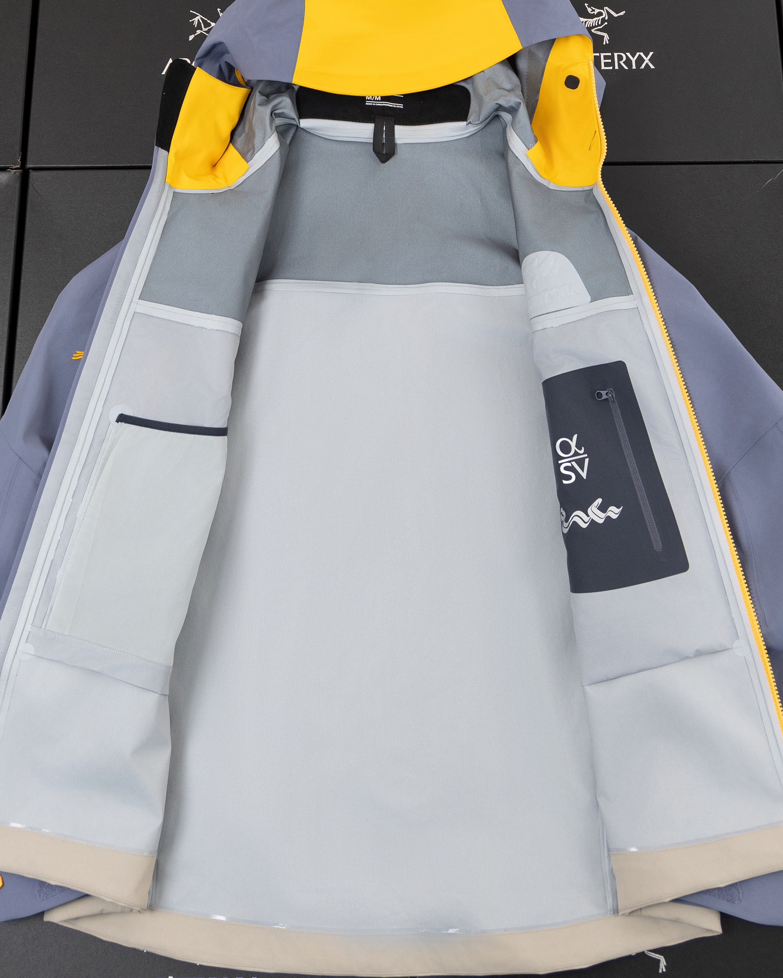 款号K36 ARC始祖鸟蛇年限定冲锋衣! 原版版型一比一打版,细节决定成败,市场最高版本 区别市场通货 欢迎拿样比较  - Arcteryx始祖鸟Alpha sv LNY蛇年限定:众所周日每年始祖鸟都会以十二生肖为思路出一款联名款的新年限定,今年也不例外 此次的蛇年限定胸口logo为金标衣袖上的蛇形图案也很吸睛帽子上还有蛇鳞为点缀整个衣服的颜色为金黄-深蓝-棕整体看上去很亮设计感拉满 颜色搭配也很好! - Alpha SV JACKET 硬壳 限定款Alpha SV JACKET 在袖口和内侧口袋饰有蛇形图案, - 限定款的帽子边缘同样点缀着蛇鳞印花设计 蛇“🐍”所代表的坚韧精神,正如始祖鸟高山精神所倡导的无畏挑战、勇往直前.🏔️ NO1. 防水:防水为国际ISO标准90(ISO4)级别达到荷叶水珠滚动效果! NO2. 面料:采用2L双层Gore-tex面料,面料表层做超高强度防水,内层覆膜,所以到达三层防水的效果,使成衣具有防水防污透气的出色效果. NO3. 工艺:压胶采用的胶水为铁金刚胶条,市面销售的潜水服就是这个牌子的胶水,区别市面普通压胶(洗几次就开胶)咱家只管放心 NO4. 刺绣:进口百灵达刺绣机还原ZP.百灵达刺绣工整立体,饱满度立体感以及每个字母的神韵特点,一笔一划工工整整立体效果强烈 NO5. 辅料:原版正品五金配件,字体清晰立体与正品一致 COLOR:蛇年限定 : 胸围112衣长68连肩袖76,推荐90-125斤 M: 胸围116衣长70连肩袖78,推荐125-150斤 L: 胸围120衣长72连肩袖80,推荐150-170斤 XL: 胸围124衣长74连肩袖82,推荐170-190斤 2XL: 胸围128衣长76连肩袖84,推荐190-210斤 (手工测量可能会存在1-2CM左右的偏差)