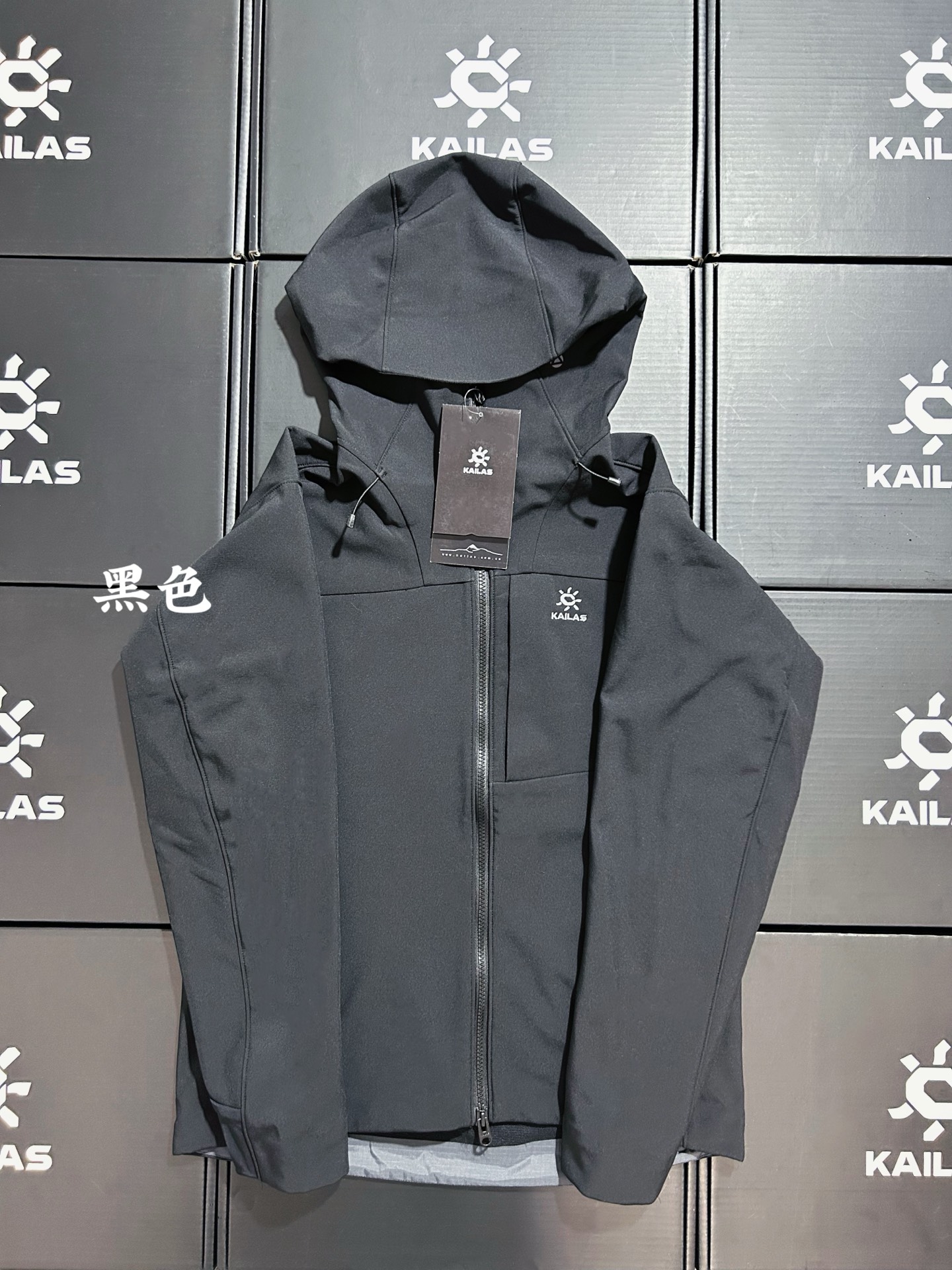 KAILAS/凯乐石M8iC 黑色!独家背景,区别市场通货!只做一比一!质量不吹 拿样看品! 两色齐发 凯乐石KAILAS M8iC,全网最高版本,官网一货难求胸口袋口全新升级,运动户外登山徒步防风防泼保暖透气薄绒软壳拉链外套~ 全身压胶工艺 内里薄绒与鸟家伽马MX版型做工设计基本一致!kailas自研科技面料 外层防风防水防冰内里采用中空保暖面料 立体薄绒 轻盈亲肤 保暖透气 有效抵挡在户外遇到的任何情况! 前胸贴合口袋压胶 腋下一整片裁片的平车走线加压胶工艺 防止湿气冷气入侵的时候 衣服表面更加平整 大厂精湛做工 无可挑剔! 3D风雪帽加中高帽领的设计 更有效防护颈部脸部冷风灌入且不遮挡视线 帽子前后都有松紧按扣可调节松紧 下摆压胶工艺加卡扣松紧调节 全身能见到辅料的小细节 都带有凯家的字母Logo! 工厂原单,S到XXL 男女同款 最大可穿240斤 本人178 160没大肚子穿L合身,XL宽松~ 颜色:黑色 藏青蓝