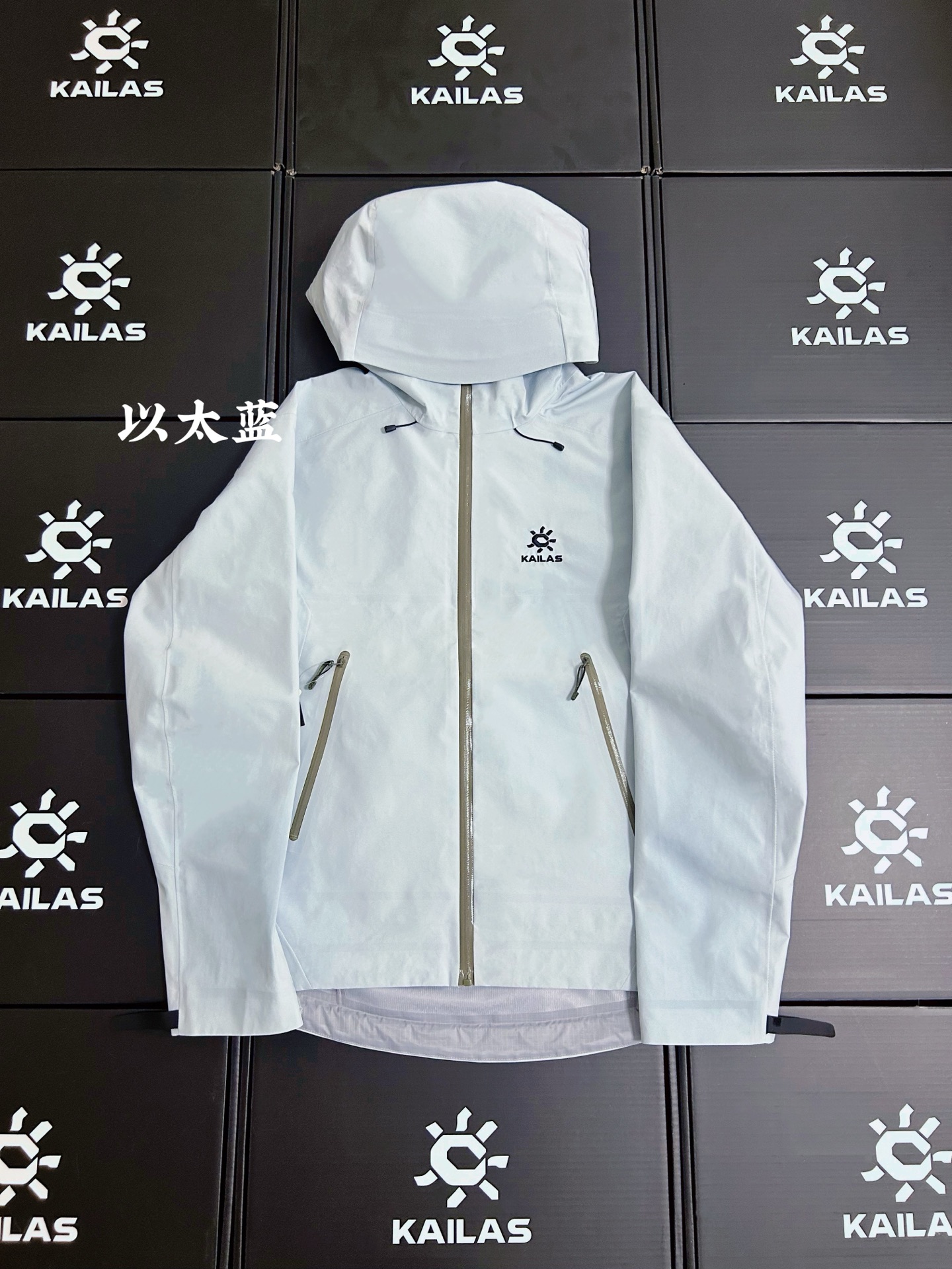 ¥230
KAILAS/凯乐石LT 以太蓝 独家背景!区别市场便宜通货,质量第一!不靠吹,欢迎拿样对比!十二色齐发!
KAILAS/凯乐石 LT户外压胶连帽冲锋衣v领登山透气防风防水硬壳冲锋衣
十二色齐发 顶级版本 区别市场通货!
1️⃣凯乐石全新硬壳冲锋衣夹克,gtx 户外防水硬壳向导级冲锋衣,机能夹克。
户外天花板级别的凯乐石
2️⃣防风防雨又耐磨,适合户外的各种运动。
硬壳全压胶冲锋衣夹克,平台可是吹爆了这款单层压胶冲锋衣。
3️⃣硬壳冲锋衣 面料柔软 舒适性强 腋下有透气拉链。
秋秋季户外活动 抗风防雨 功能性强大。
即使你要去户外登山 徒步 旅游,这款可以做到全天候的身体防护。
4️⃣gore tex防水功能性面料,即使多次洗涤外层渗腋下透气拉链可以做到保温和散湿的功能。
全压胶,内里见不到一条明线!印花的logo字母,工整完美。
5️⃣而袖口的魔术贴楼可以做到随意调节。
⚠️⚠️前短后长的设计,可以完美达到包臀的效果。
6️⃣帽子上搭配了弹力拉绳,机车运动时可以做到贴合面部,完全闭风。
颜色:黑银 象牙白 以太蓝 复古绿 荧光绿 贝栗粉 电光玫 菲诺橙 幻银紫 烈焰黄 像素灰 波尔多红
尺码:S-XXL
S 衣长 68 胸围 110 肩宽45
M 衣长 70 胸围114 肩宽47
L 衣长72 胸围118 肩宽49
XL衣长76 胸围122 肩宽51
XXL 衣长78 胸围126 肩宽53
身高体重 推荐
S(身高155—165 体重120以下)
m(身高165—170 体重120—140)
L(身高170—175 体重140—160)
XL(身高175—180 体重160—180)
XXL(身高180—185 体重180—200)