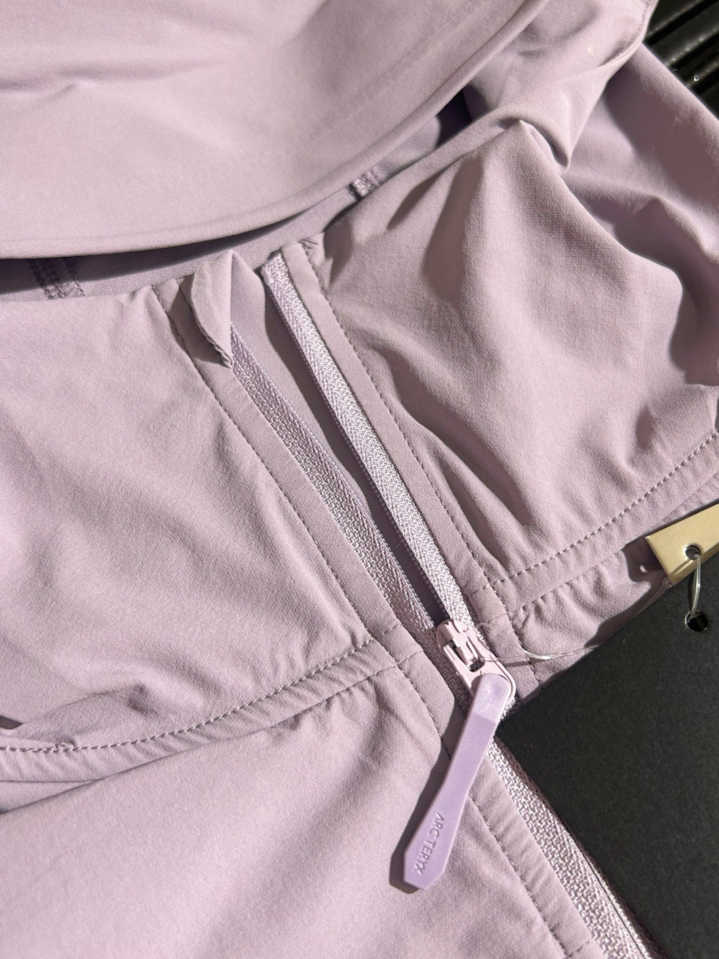 💰230 款号k11
顶级品质 2024年3月推出Gamma SL/升级版刺绣标Arcteryx Gamma LightWeight Hoody
全新改款设计 胸前口袋跟mx对齐!防风防泼水,UPF防晒50 % 春夏秋季轻透气软壳 !面料轻薄春夏秋可穿!
我称之为不加绒的伽马MX哈哈!
ARCTERYX 始祖鸟Gamma Lightweight Hoody 纯色连帽软壳春秋新款轻薄户外防风防晒夹克外套
徒步旅行可以是一次轻松的漫步,可以是一次前往偏远湖泊的旅行,也可以是一次登山或滑雪之旅的开端。无论是哪种徒步旅行,你都需要一款能适应多变微气候和天气的防护服。这款Gamma LightWeight 连帽衣就能满足这样的需求。其轻薄耐久的FortiusTM1.0双层组织面料具有四向弹力,且防风、防水、防晒.透气。StormHood兜帽提供保护的同时不会影响周边视线,拼接的修身剪裁和高效设计简洁。
Gamma LightWeight是Gamma软壳外套系列中薄的款式,面料四维弹力,防风防小雨,UPF防晒50 % 轻薄透气,适合春夏穿着。
颜色:隐秘灰 琢石蓝 球藻绿 黑色 以太蓝 陶沙宗 夕雾粉
尺码:S M L XL XXL
(⚠️只有黑色有XXL码)
SIZE: S M L XL
肩宽: 48 50 52 54
胸围: 114 118 122 126
袖长: 64 65 66 67
前衣长:66 68 70 72
后衣长:70 72 76 80
建议尺寸为合身尺寸
S(130斤以内)
M(130-150斤)
L(150-170斤)
XL(170-190斤)
XXL(190-210斤)