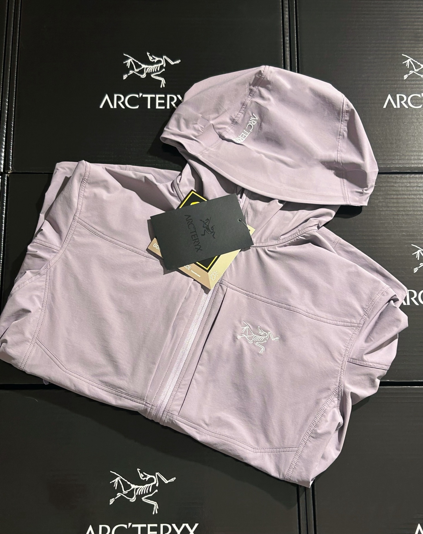 💰230 款号k11
顶级品质 2024年3月推出Gamma SL/升级版刺绣标Arcteryx Gamma LightWeight Hoody
全新改款设计 胸前口袋跟mx对齐!防风防泼水,UPF防晒50 % 春夏秋季轻透气软壳 !面料轻薄春夏秋可穿!
我称之为不加绒的伽马MX哈哈!
ARCTERYX 始祖鸟Gamma Lightweight Hoody 纯色连帽软壳春秋新款轻薄户外防风防晒夹克外套
徒步旅行可以是一次轻松的漫步,可以是一次前往偏远湖泊的旅行,也可以是一次登山或滑雪之旅的开端。无论是哪种徒步旅行,你都需要一款能适应多变微气候和天气的防护服。这款Gamma LightWeight 连帽衣就能满足这样的需求。其轻薄耐久的FortiusTM1.0双层组织面料具有四向弹力,且防风、防水、防晒.透气。StormHood兜帽提供保护的同时不会影响周边视线,拼接的修身剪裁和高效设计简洁。
Gamma LightWeight是Gamma软壳外套系列中薄的款式,面料四维弹力,防风防小雨,UPF防晒50 % 轻薄透气,适合春夏穿着。
颜色:隐秘灰 琢石蓝 球藻绿 黑色 以太蓝 陶沙宗 夕雾粉
尺码:S M L XL XXL
(⚠️只有黑色有XXL码)
SIZE: S M L XL
肩宽: 48 50 52 54
胸围: 114 118 122 126
袖长: 64 65 66 67
前衣长:66 68 70 72
后衣长:70 72 76 80
建议尺寸为合身尺寸
S(130斤以内)
M(130-150斤)
L(150-170斤)
XL(170-190斤)
XXL(190-210斤)