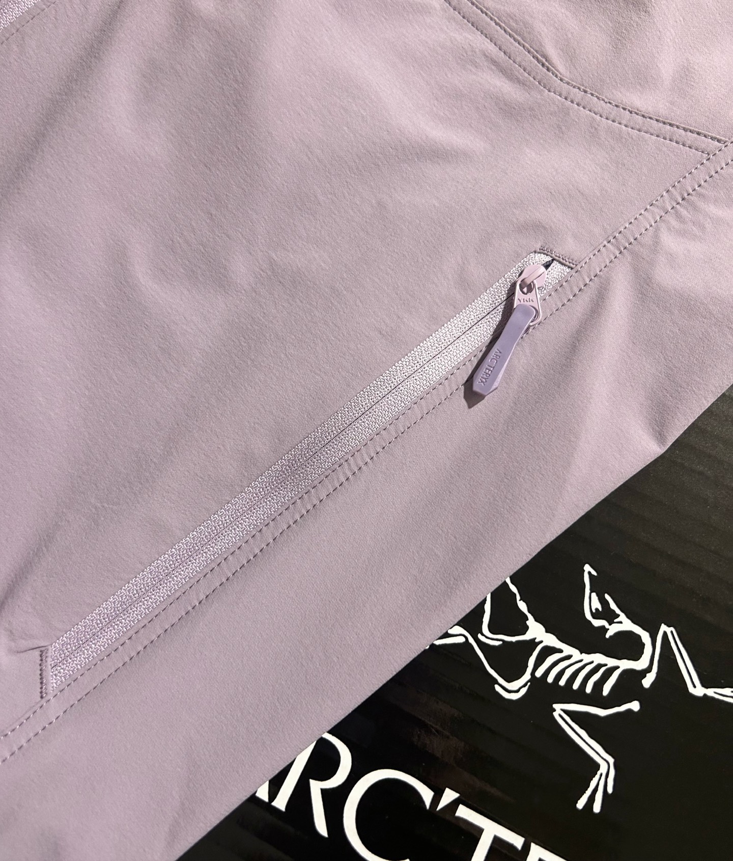 款号k11 顶级品质 2024年3月推出Gamma SL/升级版刺绣标Arcteryx Gamma LightWeight Hoody 全新改款设计 胸前口袋跟mx对齐!防风防泼水,UPF防晒50 % 春夏秋季轻透气软壳!面料轻薄春夏秋可穿! 我称之为不加绒的伽马MX哈哈! ARCTERYX 始祖鸟Gamma Lightweight Hoody 纯色连帽软壳春秋新款轻薄户外防风防晒夹克外套 徒步旅行可以是一次轻松的漫步,可以是一次前往偏远湖泊的旅行,也可以是一次登山或滑雪之旅的开端.无论是哪种徒步旅行,你都需要一款能适应多变微气候和天气的防护服.这款Gamma LightWeight 连帽衣就能满足这样的需求.其轻薄耐久的FortiusTM1.0双层组织面料具有四向弹力,且防风、防水、防晒.透气.StormHood兜帽提供保护的同时不会影响周边视线,拼接的修身剪裁和高效设计简洁. Gamma LightWeight是Gamma软壳外套系列中薄的款式,面料四维弹力,防风防小雨,UPF防晒50 % 轻薄透气,适合春夏穿着.  颜色:隐秘灰 琢石蓝 球藻绿 黑色 以太蓝 陶沙宗 夕雾粉 (⚠️只有黑色有XXL码) 肩宽: 48 50 52 54 胸围: 114 118 122 126 袖长: 64 65 66 67 前衣长:66 68 70 72 后衣长:70 72 76 80 建议尺寸为合身尺寸 S(130斤以内) M(130-150斤) L(150-170斤) XL(170-190斤) XXL(190-210斤)