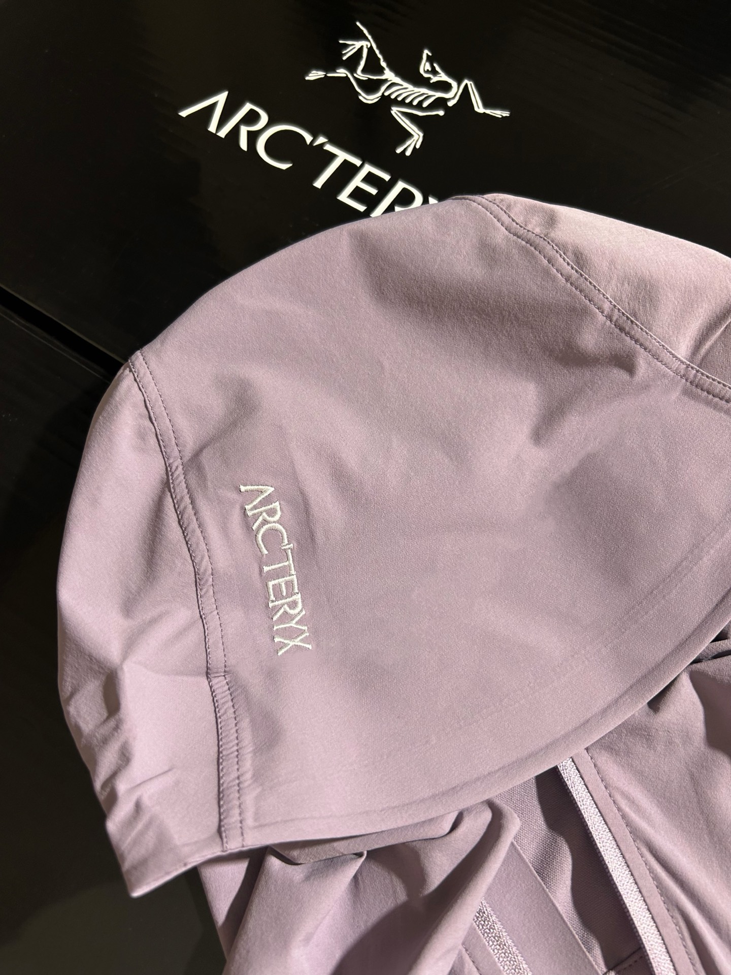 💰230 款号k11
顶级品质 2024年3月推出Gamma SL/升级版刺绣标Arcteryx Gamma LightWeight Hoody
全新改款设计 胸前口袋跟mx对齐!防风防泼水,UPF防晒50 % 春夏秋季轻透气软壳 !面料轻薄春夏秋可穿!
我称之为不加绒的伽马MX哈哈!
ARCTERYX 始祖鸟Gamma Lightweight Hoody 纯色连帽软壳春秋新款轻薄户外防风防晒夹克外套
徒步旅行可以是一次轻松的漫步,可以是一次前往偏远湖泊的旅行,也可以是一次登山或滑雪之旅的开端。无论是哪种徒步旅行,你都需要一款能适应多变微气候和天气的防护服。这款Gamma LightWeight 连帽衣就能满足这样的需求。其轻薄耐久的FortiusTM1.0双层组织面料具有四向弹力,且防风、防水、防晒.透气。StormHood兜帽提供保护的同时不会影响周边视线,拼接的修身剪裁和高效设计简洁。
Gamma LightWeight是Gamma软壳外套系列中薄的款式,面料四维弹力,防风防小雨,UPF防晒50 % 轻薄透气,适合春夏穿着。
颜色:隐秘灰 琢石蓝 球藻绿 黑色 以太蓝 陶沙宗 夕雾粉
尺码:S M L XL XXL
(⚠️只有黑色有XXL码)
SIZE: S M L XL
肩宽: 48 50 52 54
胸围: 114 118 122 126
袖长: 64 65 66 67
前衣长:66 68 70 72
后衣长:70 72 76 80
建议尺寸为合身尺寸
S(130斤以内)
M(130-150斤)
L(150-170斤)
XL(170-190斤)
XXL(190-210斤)