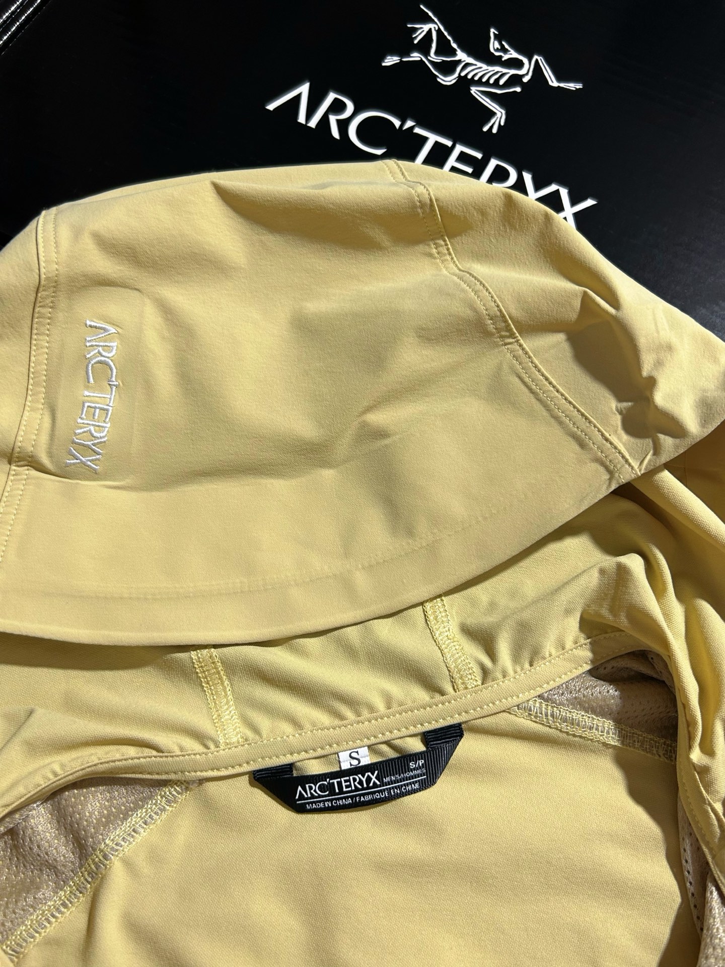款号k11 顶级品质 2024年3月推出Gamma SL/升级版刺绣标Arcteryx Gamma LightWeight Hoody 全新改款设计 胸前口袋跟mx对齐!防风防泼水,UPF防晒50 % 春夏秋季轻透气软壳!面料轻薄春夏秋可穿! 我称之为不加绒的伽马MX哈哈! ARCTERYX 始祖鸟Gamma Lightweight Hoody 纯色连帽软壳春秋新款轻薄户外防风防晒夹克外套 徒步旅行可以是一次轻松的漫步,可以是一次前往偏远湖泊的旅行,也可以是一次登山或滑雪之旅的开端.无论是哪种徒步旅行,你都需要一款能适应多变微气候和天气的防护服.这款Gamma LightWeight 连帽衣就能满足这样的需求.其轻薄耐久的FortiusTM1.0双层组织面料具有四向弹力,且防风、防水、防晒.透气.StormHood兜帽提供保护的同时不会影响周边视线,拼接的修身剪裁和高效设计简洁. Gamma LightWeight是Gamma软壳外套系列中薄的款式,面料四维弹力,防风防小雨,UPF防晒50 % 轻薄透气,适合春夏穿着.  颜色:隐秘灰 琢石蓝 球藻绿 黑色 以太蓝 陶沙宗 夕雾粉 (⚠️只有黑色有XXL码) 肩宽: 48 50 52 54 胸围: 114 118 122 126 袖长: 64 65 66 67 前衣长:66 68 70 72 后衣长:70 72 76 80 建议尺寸为合身尺寸 S(130斤以内) M(130-150斤) L(150-170斤) XL(170-190斤) XXL(190-210斤)