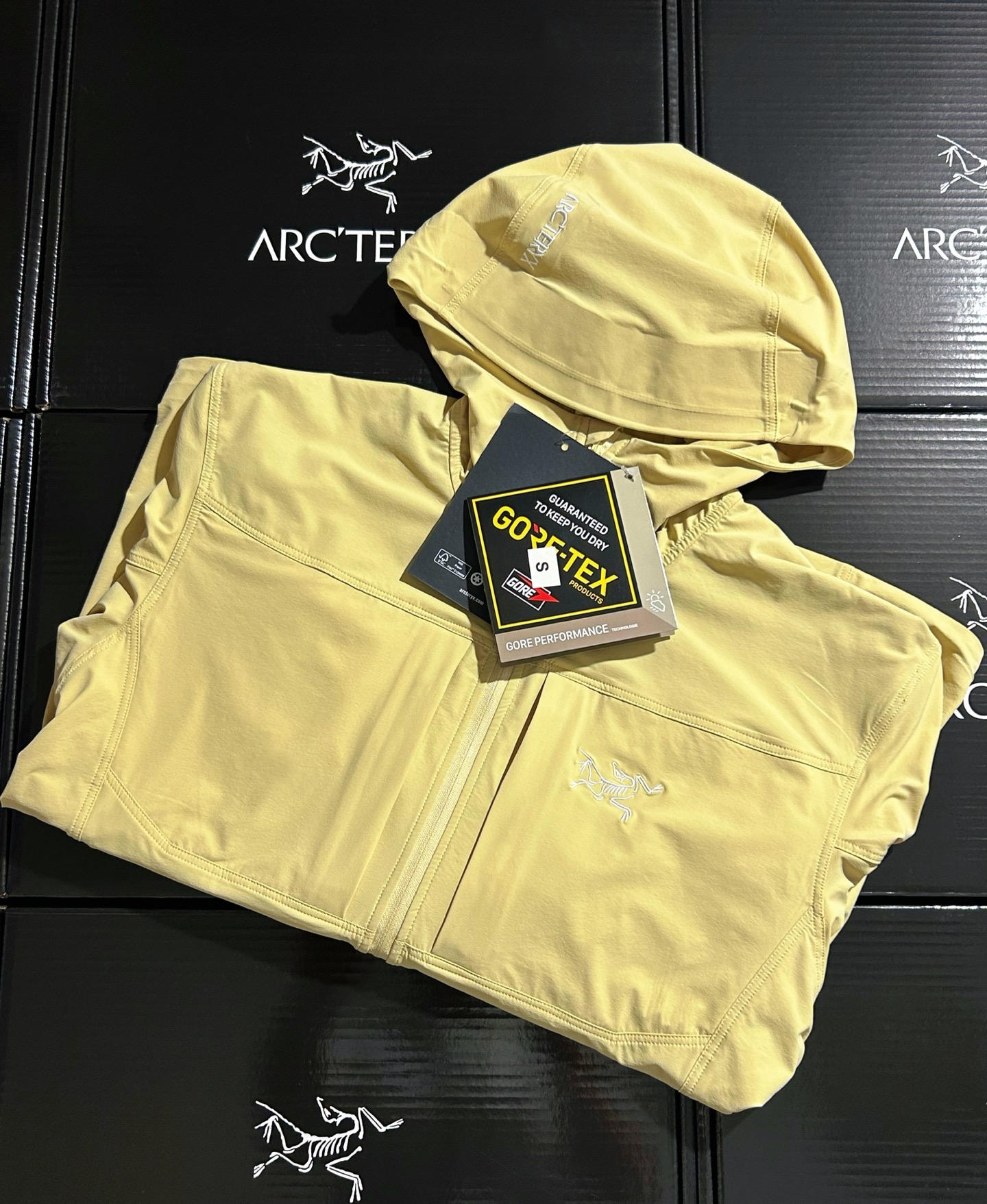 款号k11 顶级品质 2024年3月推出Gamma SL/升级版刺绣标Arcteryx Gamma LightWeight Hoody 全新改款设计 胸前口袋跟mx对齐!防风防泼水,UPF防晒50 % 春夏秋季轻透气软壳!面料轻薄春夏秋可穿! 我称之为不加绒的伽马MX哈哈! ARCTERYX 始祖鸟Gamma Lightweight Hoody 纯色连帽软壳春秋新款轻薄户外防风防晒夹克外套 徒步旅行可以是一次轻松的漫步,可以是一次前往偏远湖泊的旅行,也可以是一次登山或滑雪之旅的开端.无论是哪种徒步旅行,你都需要一款能适应多变微气候和天气的防护服.这款Gamma LightWeight 连帽衣就能满足这样的需求.其轻薄耐久的FortiusTM1.0双层组织面料具有四向弹力,且防风、防水、防晒.透气.StormHood兜帽提供保护的同时不会影响周边视线,拼接的修身剪裁和高效设计简洁. Gamma LightWeight是Gamma软壳外套系列中薄的款式,面料四维弹力,防风防小雨,UPF防晒50 % 轻薄透气,适合春夏穿着.  颜色:隐秘灰 琢石蓝 球藻绿 黑色 以太蓝 陶沙宗 夕雾粉 (⚠️只有黑色有XXL码) 肩宽: 48 50 52 54 胸围: 114 118 122 126 袖长: 64 65 66 67 前衣长:66 68 70 72 后衣长:70 72 76 80 建议尺寸为合身尺寸 S(130斤以内) M(130-150斤) L(150-170斤) XL(170-190斤) XXL(190-210斤)