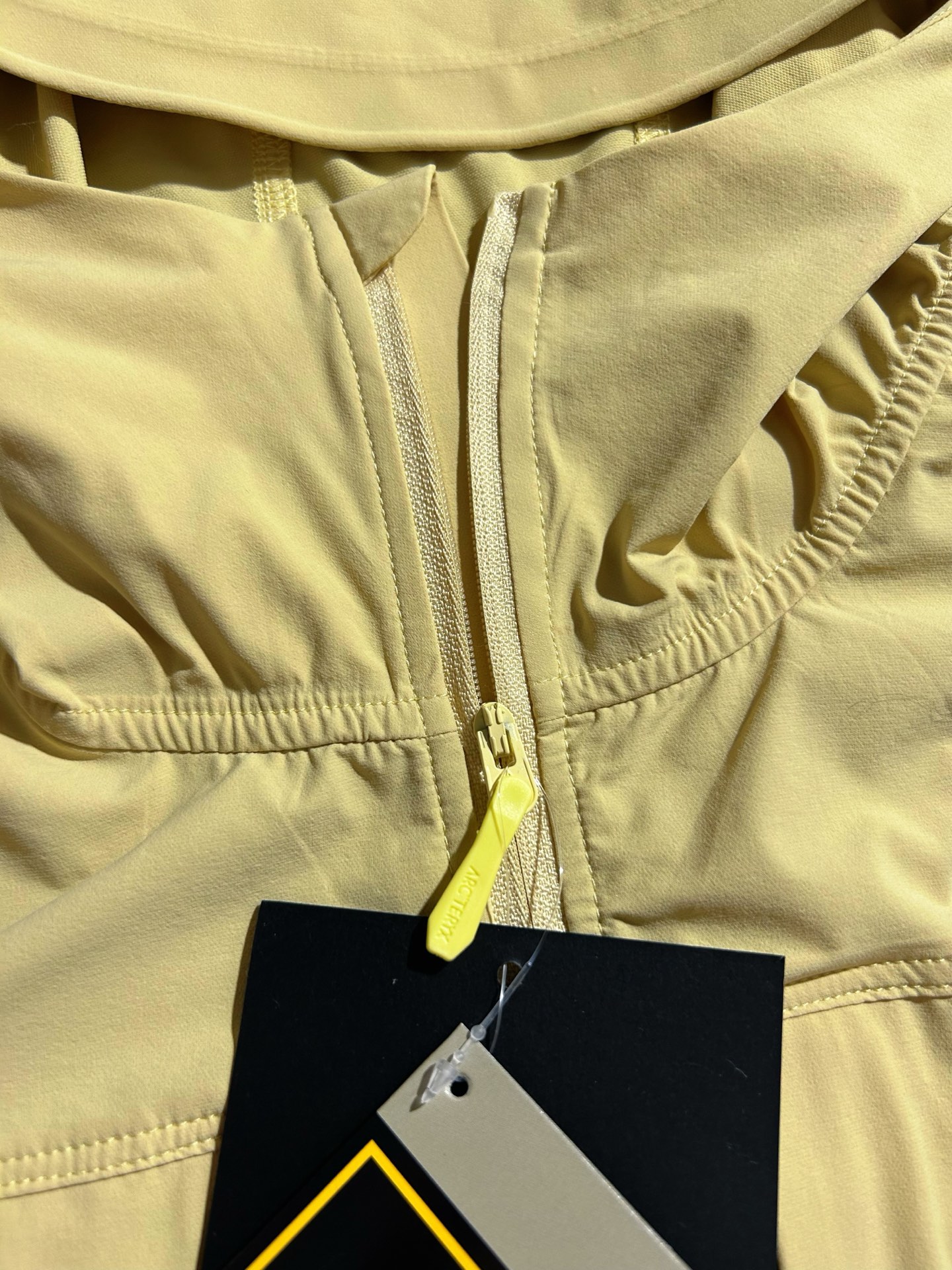 款号k11 顶级品质 2024年3月推出Gamma SL/升级版刺绣标Arcteryx Gamma LightWeight Hoody 全新改款设计 胸前口袋跟mx对齐!防风防泼水,UPF防晒50 % 春夏秋季轻透气软壳!面料轻薄春夏秋可穿! 我称之为不加绒的伽马MX哈哈! ARCTERYX 始祖鸟Gamma Lightweight Hoody 纯色连帽软壳春秋新款轻薄户外防风防晒夹克外套 徒步旅行可以是一次轻松的漫步,可以是一次前往偏远湖泊的旅行,也可以是一次登山或滑雪之旅的开端.无论是哪种徒步旅行,你都需要一款能适应多变微气候和天气的防护服.这款Gamma LightWeight 连帽衣就能满足这样的需求.其轻薄耐久的FortiusTM1.0双层组织面料具有四向弹力,且防风、防水、防晒.透气.StormHood兜帽提供保护的同时不会影响周边视线,拼接的修身剪裁和高效设计简洁. Gamma LightWeight是Gamma软壳外套系列中薄的款式,面料四维弹力,防风防小雨,UPF防晒50 % 轻薄透气,适合春夏穿着.  颜色:隐秘灰 琢石蓝 球藻绿 黑色 以太蓝 陶沙宗 夕雾粉 (⚠️只有黑色有XXL码) 肩宽: 48 50 52 54 胸围: 114 118 122 126 袖长: 64 65 66 67 前衣长:66 68 70 72 后衣长:70 72 76 80 建议尺寸为合身尺寸 S(130斤以内) M(130-150斤) L(150-170斤) XL(170-190斤) XXL(190-210斤)