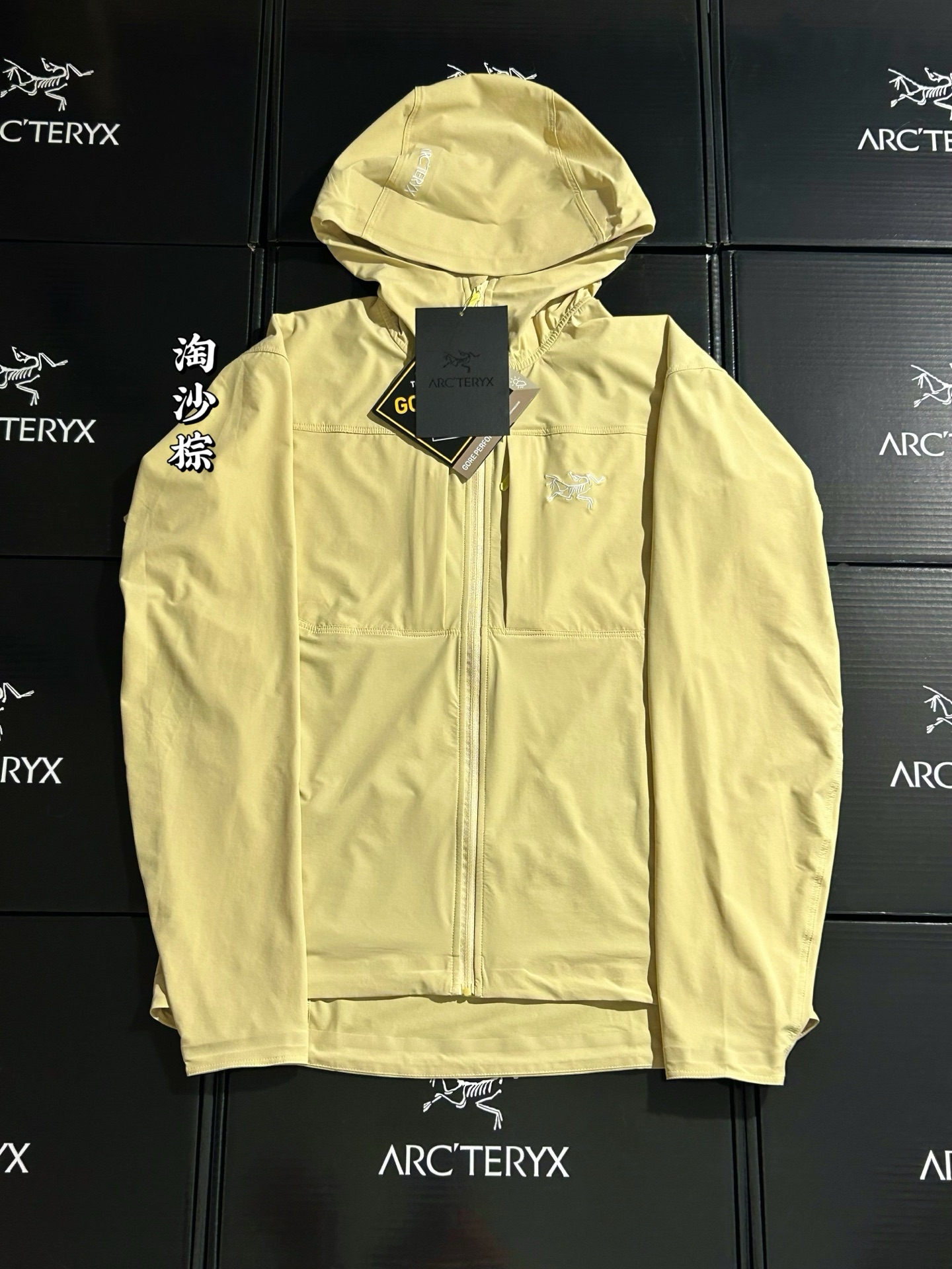 款号k11 顶级品质 2024年3月推出Gamma SL/升级版刺绣标Arcteryx Gamma LightWeight Hoody 全新改款设计 胸前口袋跟mx对齐!防风防泼水,UPF防晒50 % 春夏秋季轻透气软壳!面料轻薄春夏秋可穿! 我称之为不加绒的伽马MX哈哈! ARCTERYX 始祖鸟Gamma Lightweight Hoody 纯色连帽软壳春秋新款轻薄户外防风防晒夹克外套 徒步旅行可以是一次轻松的漫步,可以是一次前往偏远湖泊的旅行,也可以是一次登山或滑雪之旅的开端.无论是哪种徒步旅行,你都需要一款能适应多变微气候和天气的防护服.这款Gamma LightWeight 连帽衣就能满足这样的需求.其轻薄耐久的FortiusTM1.0双层组织面料具有四向弹力,且防风、防水、防晒.透气.StormHood兜帽提供保护的同时不会影响周边视线,拼接的修身剪裁和高效设计简洁. Gamma LightWeight是Gamma软壳外套系列中薄的款式,面料四维弹力,防风防小雨,UPF防晒50 % 轻薄透气,适合春夏穿着.  颜色:隐秘灰 琢石蓝 球藻绿 黑色 以太蓝 陶沙宗 夕雾粉 (⚠️只有黑色有XXL码) 肩宽: 48 50 52 54 胸围: 114 118 122 126 袖长: 64 65 66 67 前衣长:66 68 70 72 后衣长:70 72 76 80 建议尺寸为合身尺寸 S(130斤以内) M(130-150斤) L(150-170斤) XL(170-190斤) XXL(190-210斤)