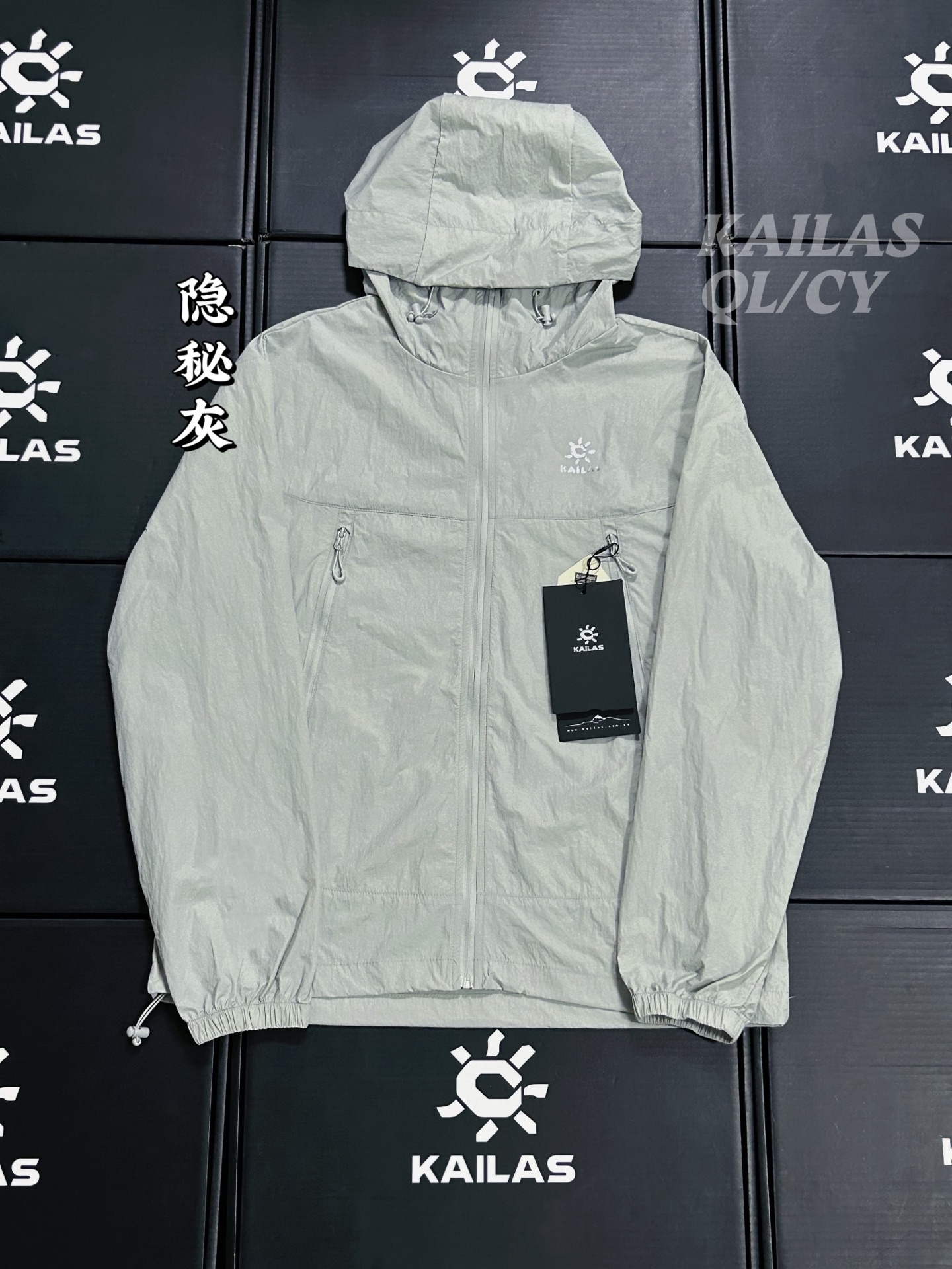 ¥170
KAILAS/凯乐石MONTX防晒隐秘灰！细节面料一比一，只做最高版！欢迎拿样对比！

凯乐石解锁夏季新款超轻薄弹力皮肤防晒衣！这款居然有UPF50+的防晒指数！高效阻挡UVA/UVB紫外线NS！

特别细致的剪裁设计因大身区域采用轻量弹力面料的加持让日常及运动穿搭上更加舒适不紧绷增加运动的延展性能！拼接透气的面料满足大家身体散热的需求！

男女同款系列！KAILAS今年最火爆的品牌每一样单品绝对都会带给您不一样的惊喜！

五金辅料：原版五金1:1
颜色 以太蓝 隐秘灰 夕雾紫