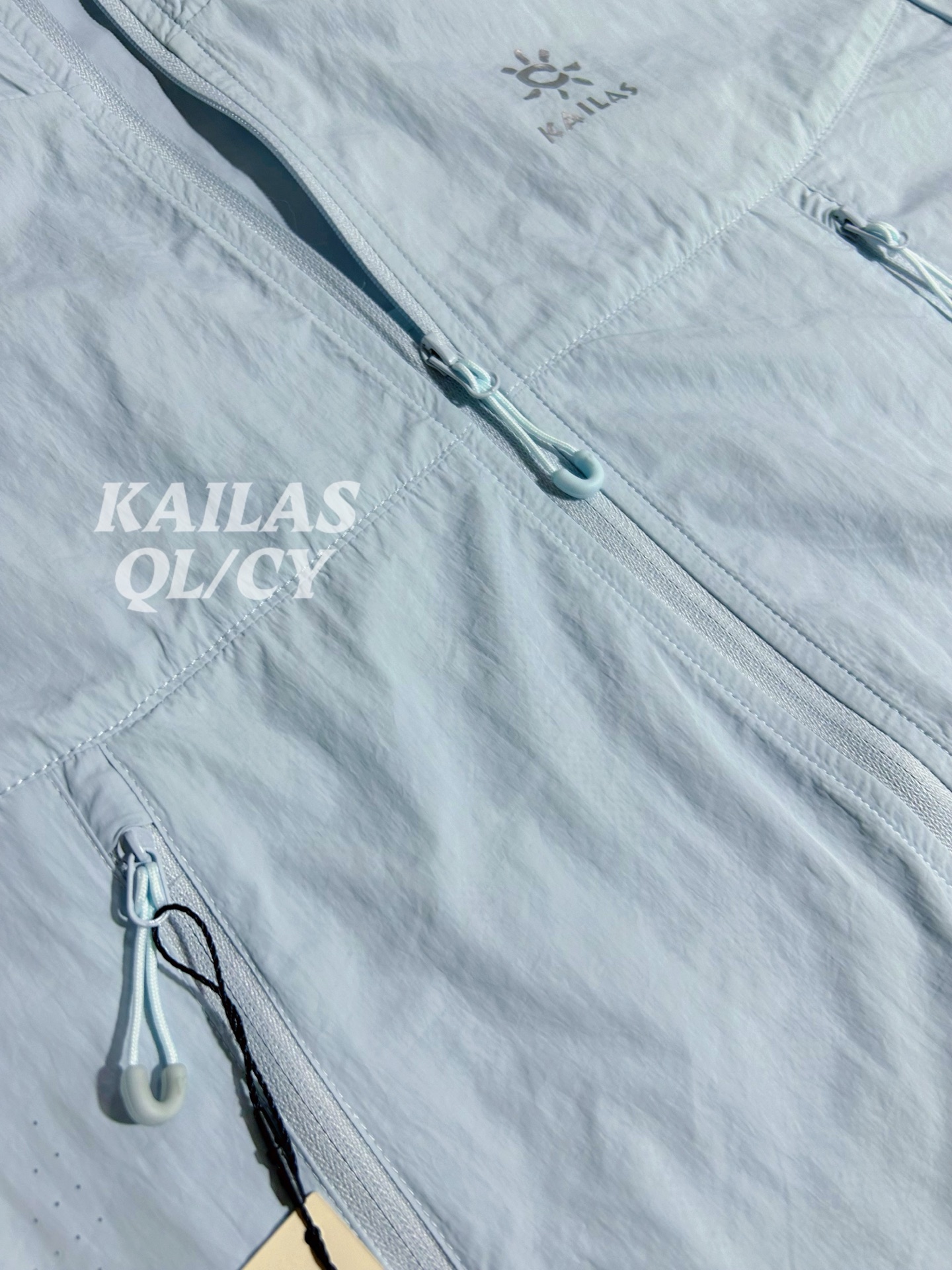 ¥170
KAILAS/凯乐石MONTX防晒以太蓝!细节面料一比一,只做最高版!欢迎拿样对比!
凯乐石解锁夏季新款超轻薄弹力皮肤防晒衣!这款居然有UPF50+的防晒指数!高效阻挡UVA/UVB紫外线NS!
特别细致的剪裁设计因大身区域采用轻量弹力面料的加持让日常及运动穿搭上更加舒适不紧绷增加运动的延展性能!拼接透气的面料满足大家身体散热的需求!
男女同款系列!KAILAS今年最火爆的品牌每一样单品绝对都会带给您不一样的惊喜!
五金辅料:原版五金1:1
颜色 以太蓝 隐秘灰 夕雾紫