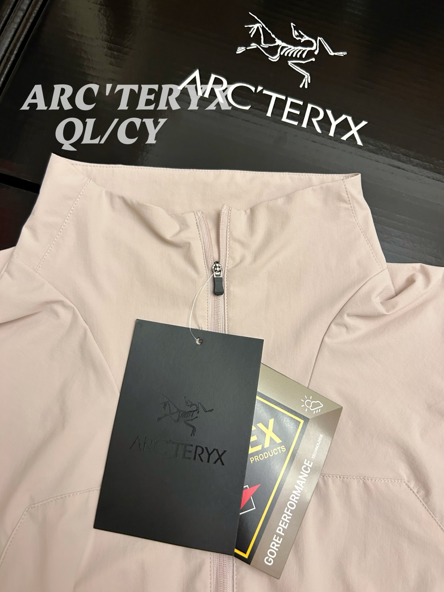 p190 粉色 顶级品质Arcteryx始祖鸟 Sima系列 Jacket纯色logo徽标轻薄休闲UPF 40+ 透气速干防晒服
男女同款可配情侣装!最新款,夏季必备!高端品质无敌!
进口科技防晒面料,具备优异的高弹性原纱防晒,可反复水洗,防晒更持久阻隔紫外线高达99%不闷不热更透气空气、面料与肌肤形成汽热微循环,始终保持凉感!适用于远足徒步、日常旅行等多种户外运动。采用Windwall防风面料、面料特别密、经过防泼水处理、具有出色的防水防风性能、为户外活动提供舒适的防护…设计简约大气、老少皆宜、亲子穿着、春夏户外活动旅行必不可少…连帽设计、更好的包裹性能更好防护你,拉链安全口袋、放置小物件非常实用最为闪亮拒绝平庸…个性鲜明、时尚运动兼备!立体裁剪 层次分明、立体十足…彰显档次感!
颜色:夕雾紫 贝利粉 黑色
尺码 衣长 胸围 肩宽 袖长 建议体重
S 66 112 46.4 60 90-110斤
M 68 116 47.6 61.5 110-130斤
L 70 120 48.8 63 130-145斤
XL 72 124 50 64.5 145-160斤
XXL 74 128 52.4 67.5 170-190斤