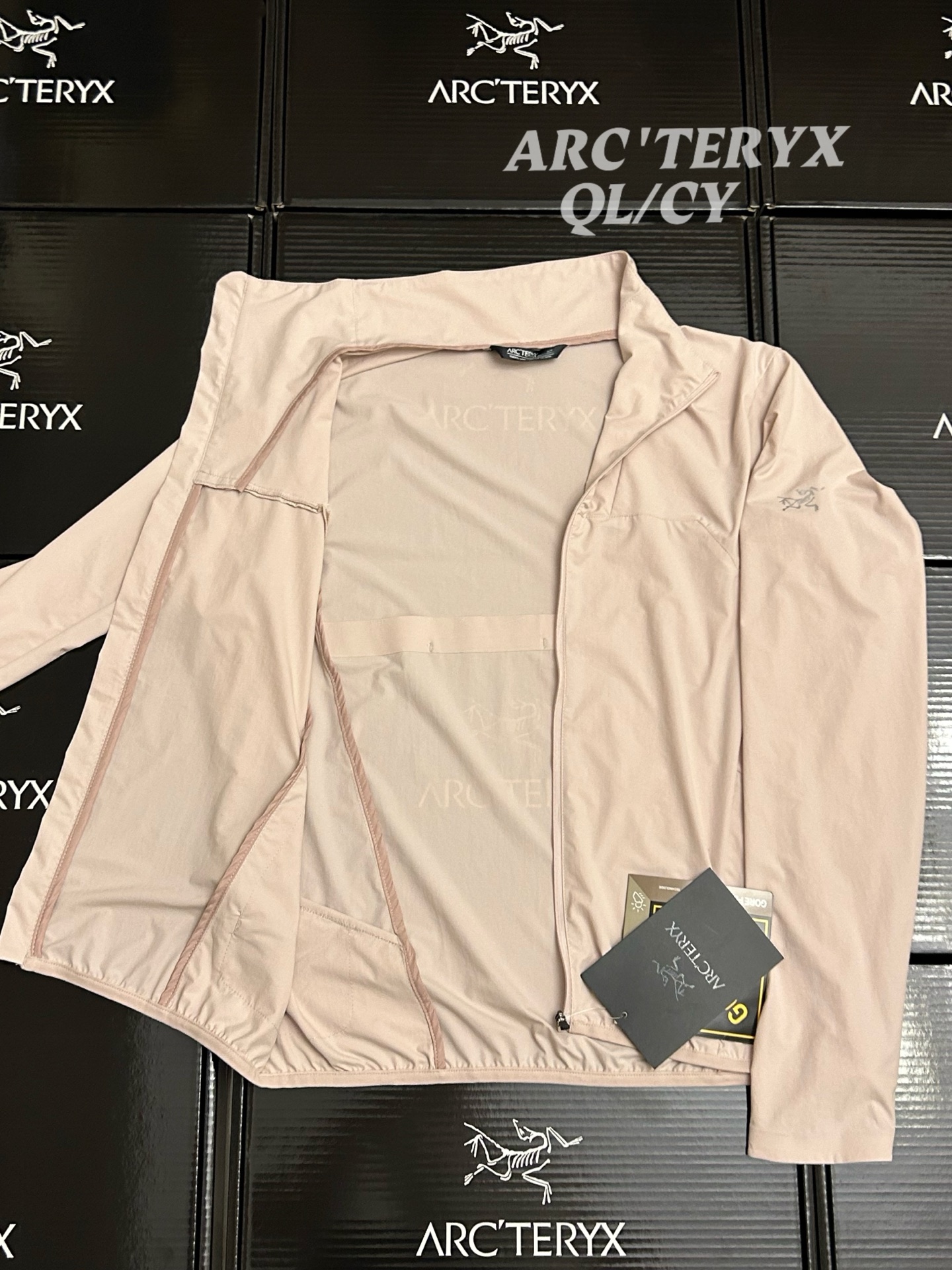 p190 粉色 顶级品质Arcteryx始祖鸟 Sima系列 Jacket纯色logo徽标轻薄休闲UPF 40+ 透气速干防晒服
男女同款可配情侣装!最新款,夏季必备!高端品质无敌!
进口科技防晒面料,具备优异的高弹性原纱防晒,可反复水洗,防晒更持久阻隔紫外线高达99%不闷不热更透气空气、面料与肌肤形成汽热微循环,始终保持凉感!适用于远足徒步、日常旅行等多种户外运动。采用Windwall防风面料、面料特别密、经过防泼水处理、具有出色的防水防风性能、为户外活动提供舒适的防护…设计简约大气、老少皆宜、亲子穿着、春夏户外活动旅行必不可少…连帽设计、更好的包裹性能更好防护你,拉链安全口袋、放置小物件非常实用最为闪亮拒绝平庸…个性鲜明、时尚运动兼备!立体裁剪 层次分明、立体十足…彰显档次感!
颜色:夕雾紫 贝利粉 黑色
尺码 衣长 胸围 肩宽 袖长 建议体重
S 66 112 46.4 60 90-110斤
M 68 116 47.6 61.5 110-130斤
L 70 120 48.8 63 130-145斤
XL 72 124 50 64.5 145-160斤
XXL 74 128 52.4 67.5 170-190斤