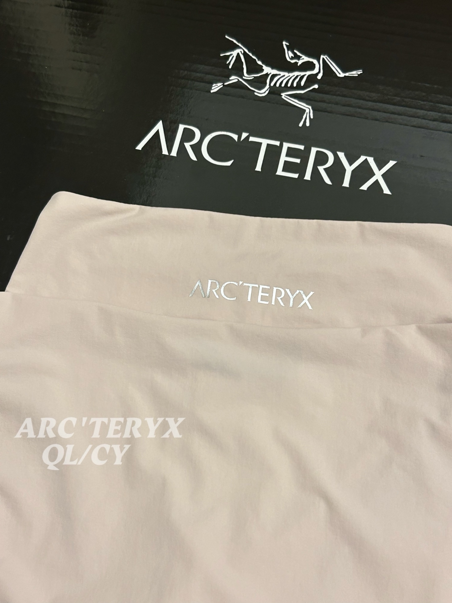 p190 粉色 顶级品质Arcteryx始祖鸟 Sima系列 Jacket纯色logo徽标轻薄休闲UPF 40+ 透气速干防晒服
男女同款可配情侣装!最新款,夏季必备!高端品质无敌!
进口科技防晒面料,具备优异的高弹性原纱防晒,可反复水洗,防晒更持久阻隔紫外线高达99%不闷不热更透气空气、面料与肌肤形成汽热微循环,始终保持凉感!适用于远足徒步、日常旅行等多种户外运动。采用Windwall防风面料、面料特别密、经过防泼水处理、具有出色的防水防风性能、为户外活动提供舒适的防护…设计简约大气、老少皆宜、亲子穿着、春夏户外活动旅行必不可少…连帽设计、更好的包裹性能更好防护你,拉链安全口袋、放置小物件非常实用最为闪亮拒绝平庸…个性鲜明、时尚运动兼备!立体裁剪 层次分明、立体十足…彰显档次感!
颜色:夕雾紫 贝利粉 黑色
尺码 衣长 胸围 肩宽 袖长 建议体重
S 66 112 46.4 60 90-110斤
M 68 116 47.6 61.5 110-130斤
L 70 120 48.8 63 130-145斤
XL 72 124 50 64.5 145-160斤
XXL 74 128 52.4 67.5 170-190斤