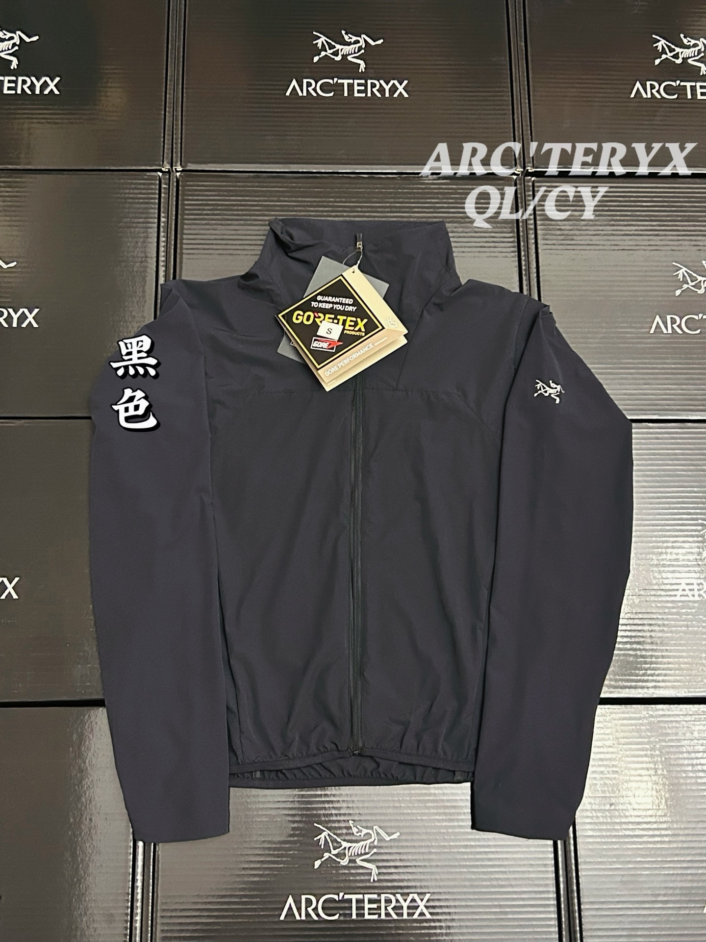 p190  黑色 顶级品质Arcteryx始祖鸟 Sima系列 Jacket纯色logo徽标轻薄休闲UPF 40+ 透气速干防晒服
男女同款可配情侣装！最新款，夏季必备！高端品质无敌！
进口科技防晒面料，具备优异的高弹性原纱防晒，可反复水洗，防晒更持久阻隔紫外线高达99%不闷不热更透气空气、面料与肌肤形成汽热微循环，始终保持凉感！适用于远足徒步、日常旅行等多种户外运动。采用Windwall防风面料、面料特别密、经过防泼水处理、具有出色的防水防风性能、为户外活动提供舒适的防护…设计简约大气、老少皆宜、亲子穿着、春夏户外活动旅行必不可少…连帽设计、更好的包裹性能更好防护你，拉链安全口袋、放置小物件非常实用最为闪亮拒绝平庸…个性鲜明、时尚运动兼备！立体裁剪 层次分明、立体十足…彰显档次感！
颜色：夕雾紫  贝利粉 黑色
尺码    衣长     胸围     肩宽    袖长      建议体重
S        66        112      46.4    60         90-110斤
M       68        116      47.6    61.5       110-130斤
L        70        120     48.8    63         130-145斤
XL      72        124      50      64.5      145-160斤
XXL    74        128      52.4    67.5      170-190斤