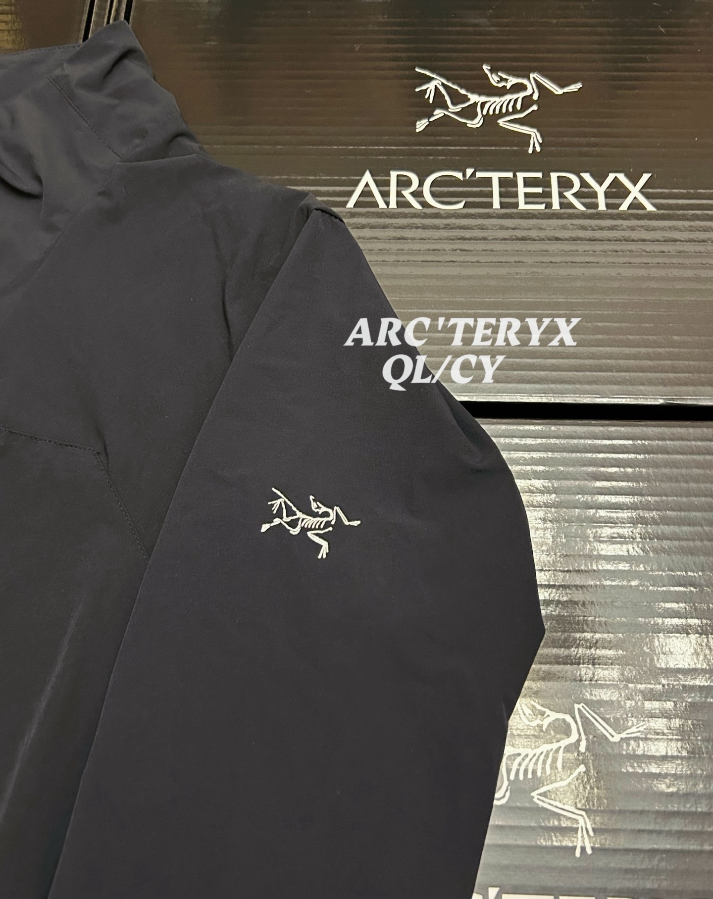 p190 黑色 顶级品质Arcteryx始祖鸟 Sima系列 Jacket纯色logo徽标轻薄休闲UPF 40+ 透气速干防晒服
男女同款可配情侣装!最新款,夏季必备!高端品质无敌!
进口科技防晒面料,具备优异的高弹性原纱防晒,可反复水洗,防晒更持久阻隔紫外线高达99%不闷不热更透气空气、面料与肌肤形成汽热微循环,始终保持凉感!适用于远足徒步、日常旅行等多种户外运动。采用Windwall防风面料、面料特别密、经过防泼水处理、具有出色的防水防风性能、为户外活动提供舒适的防护…设计简约大气、老少皆宜、亲子穿着、春夏户外活动旅行必不可少…连帽设计、更好的包裹性能更好防护你,拉链安全口袋、放置小物件非常实用最为闪亮拒绝平庸…个性鲜明、时尚运动兼备!立体裁剪 层次分明、立体十足…彰显档次感!
颜色:夕雾紫 贝利粉 黑色
尺码 衣长 胸围 肩宽 袖长 建议体重
S 66 112 46.4 60 90-110斤
M 68 116 47.6 61.5 110-130斤
L 70 120 48.8 63 130-145斤
XL 72 124 50 64.5 145-160斤
XXL 74 128 52.4 67.5 170-190斤