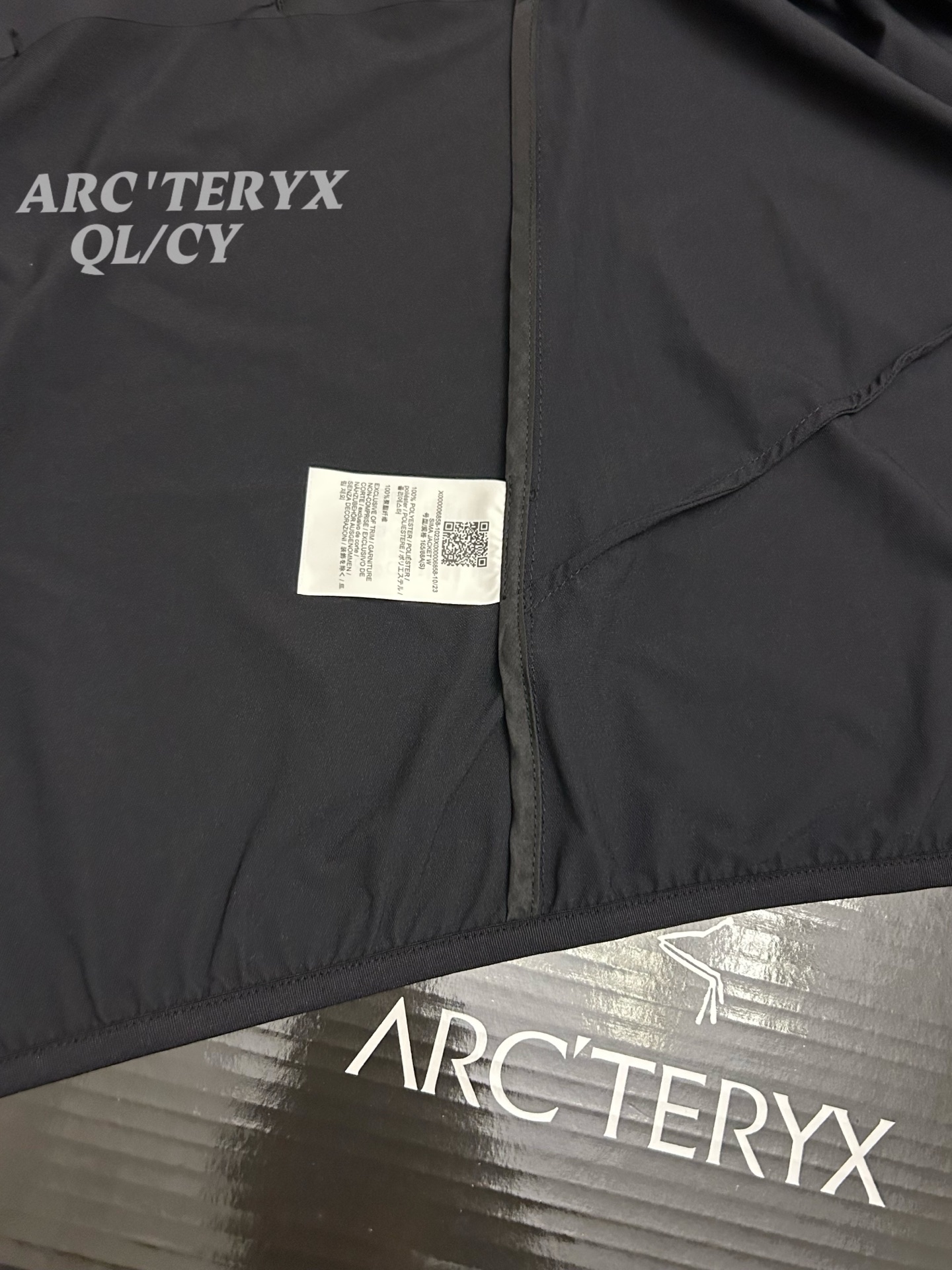 p190 黑色 顶级品质Arcteryx始祖鸟 Sima系列 Jacket纯色logo徽标轻薄休闲UPF 40+ 透气速干防晒服
男女同款可配情侣装!最新款,夏季必备!高端品质无敌!
进口科技防晒面料,具备优异的高弹性原纱防晒,可反复水洗,防晒更持久阻隔紫外线高达99%不闷不热更透气空气、面料与肌肤形成汽热微循环,始终保持凉感!适用于远足徒步、日常旅行等多种户外运动。采用Windwall防风面料、面料特别密、经过防泼水处理、具有出色的防水防风性能、为户外活动提供舒适的防护…设计简约大气、老少皆宜、亲子穿着、春夏户外活动旅行必不可少…连帽设计、更好的包裹性能更好防护你,拉链安全口袋、放置小物件非常实用最为闪亮拒绝平庸…个性鲜明、时尚运动兼备!立体裁剪 层次分明、立体十足…彰显档次感!
颜色:夕雾紫 贝利粉 黑色
尺码 衣长 胸围 肩宽 袖长 建议体重
S 66 112 46.4 60 90-110斤
M 68 116 47.6 61.5 110-130斤
L 70 120 48.8 63 130-145斤
XL 72 124 50 64.5 145-160斤
XXL 74 128 52.4 67.5 170-190斤