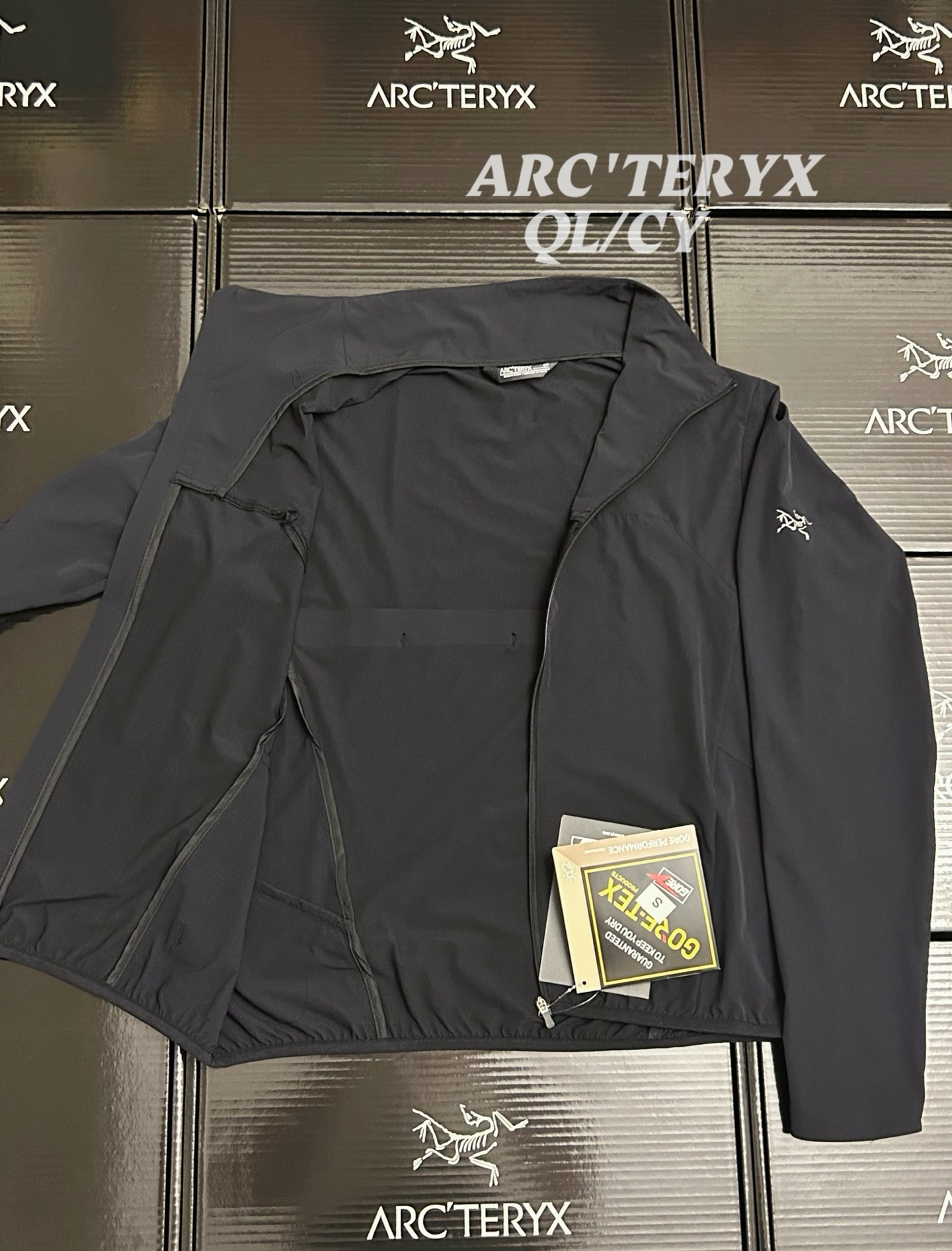 p190 黑色 顶级品质Arcteryx始祖鸟 Sima系列 Jacket纯色logo徽标轻薄休闲UPF 40+ 透气速干防晒服
男女同款可配情侣装!最新款,夏季必备!高端品质无敌!
进口科技防晒面料,具备优异的高弹性原纱防晒,可反复水洗,防晒更持久阻隔紫外线高达99%不闷不热更透气空气、面料与肌肤形成汽热微循环,始终保持凉感!适用于远足徒步、日常旅行等多种户外运动。采用Windwall防风面料、面料特别密、经过防泼水处理、具有出色的防水防风性能、为户外活动提供舒适的防护…设计简约大气、老少皆宜、亲子穿着、春夏户外活动旅行必不可少…连帽设计、更好的包裹性能更好防护你,拉链安全口袋、放置小物件非常实用最为闪亮拒绝平庸…个性鲜明、时尚运动兼备!立体裁剪 层次分明、立体十足…彰显档次感!
颜色:夕雾紫 贝利粉 黑色
尺码 衣长 胸围 肩宽 袖长 建议体重
S 66 112 46.4 60 90-110斤
M 68 116 47.6 61.5 110-130斤
L 70 120 48.8 63 130-145斤
XL 72 124 50 64.5 145-160斤
XXL 74 128 52.4 67.5 170-190斤