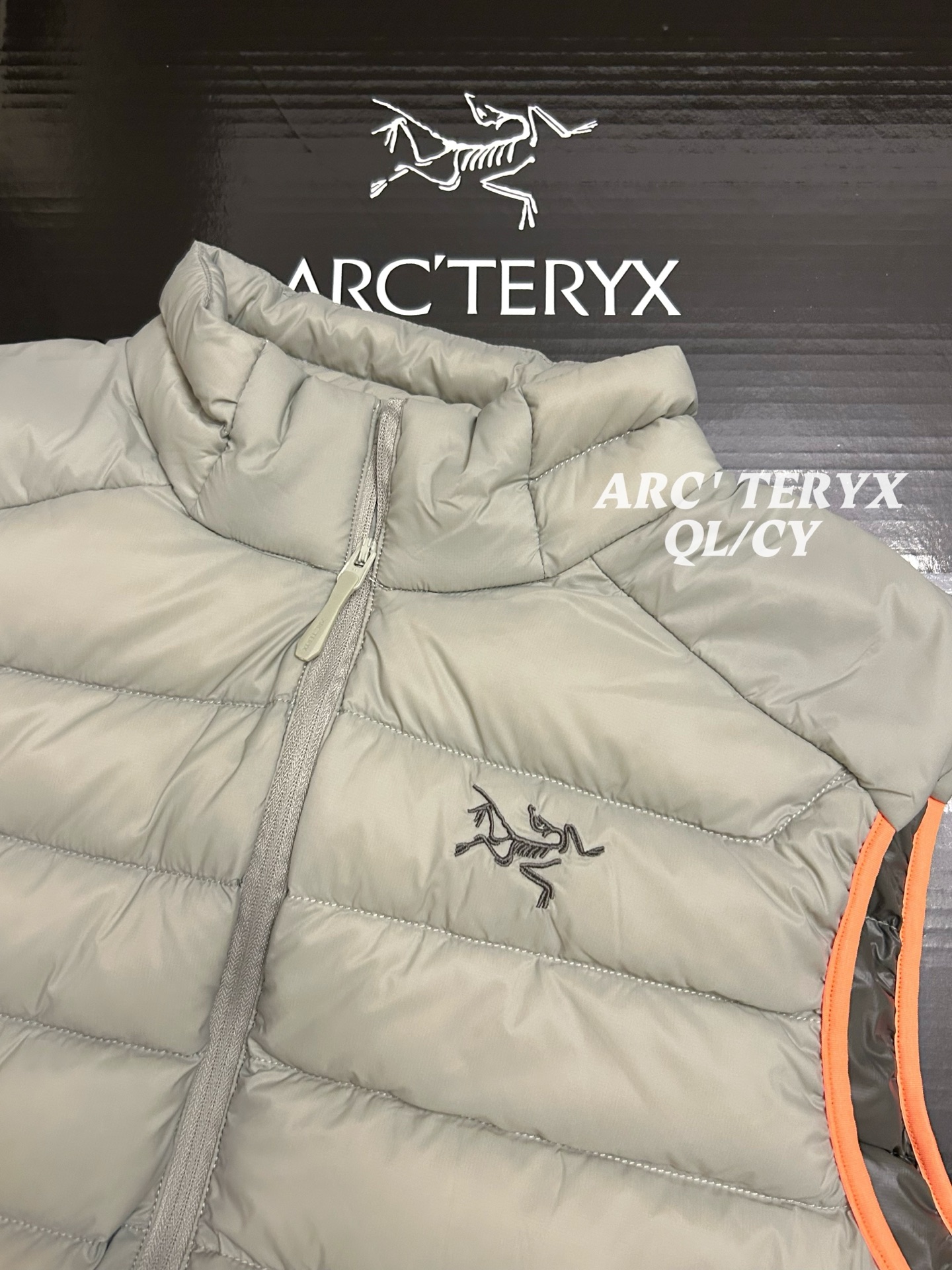 p350 款号k61
Arcteryx始祖鸟 Cerium vest 纯色休闲拉链立领鹅绒马甲
整件马甲采用超轻量的面料和填充,可以轻松卷缩成自身的一个口袋中,形成一个非常小的收纳包。
•收纳后体积仅比一个可乐罐稍大,重量极轻(约200-250克,取决于尺码),几乎不占任何背包空间,非常适合作为应急保暖层随身携带
颜色:绿色 藏青 黑色 岩石灰 以太蓝
size:s-xxxl