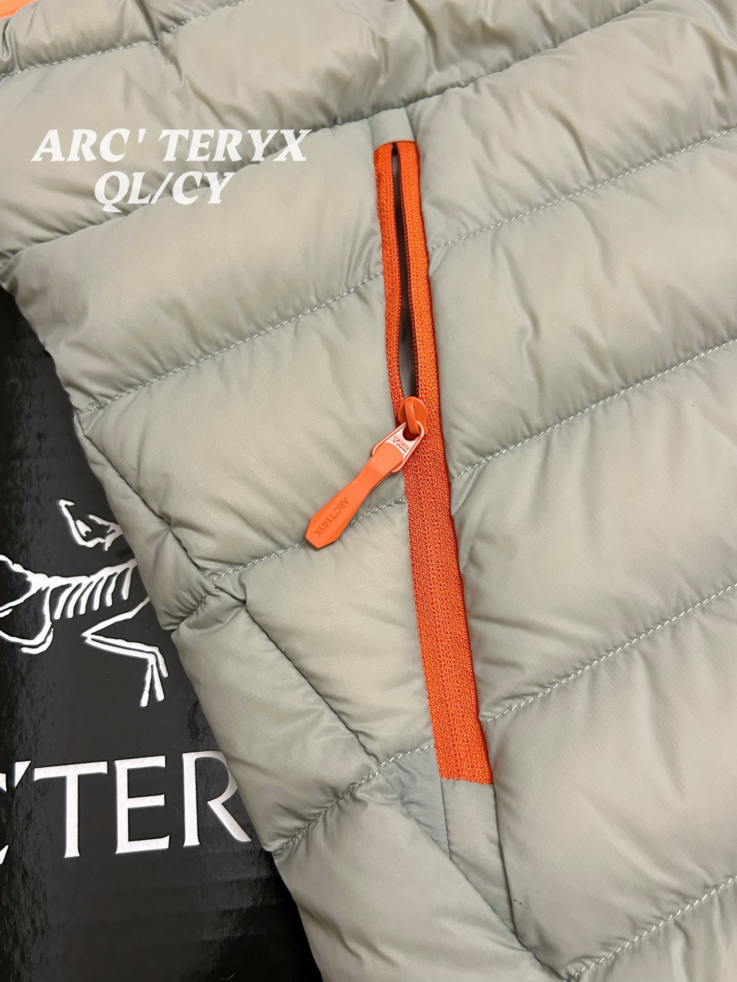 p350 款号k61
Arcteryx始祖鸟 Cerium vest 纯色休闲拉链立领鹅绒马甲
整件马甲采用超轻量的面料和填充,可以轻松卷缩成自身的一个口袋中,形成一个非常小的收纳包。
•收纳后体积仅比一个可乐罐稍大,重量极轻(约200-250克,取决于尺码),几乎不占任何背包空间,非常适合作为应急保暖层随身携带
颜色:绿色 藏青 黑色 岩石灰 以太蓝
size:s-xxxl