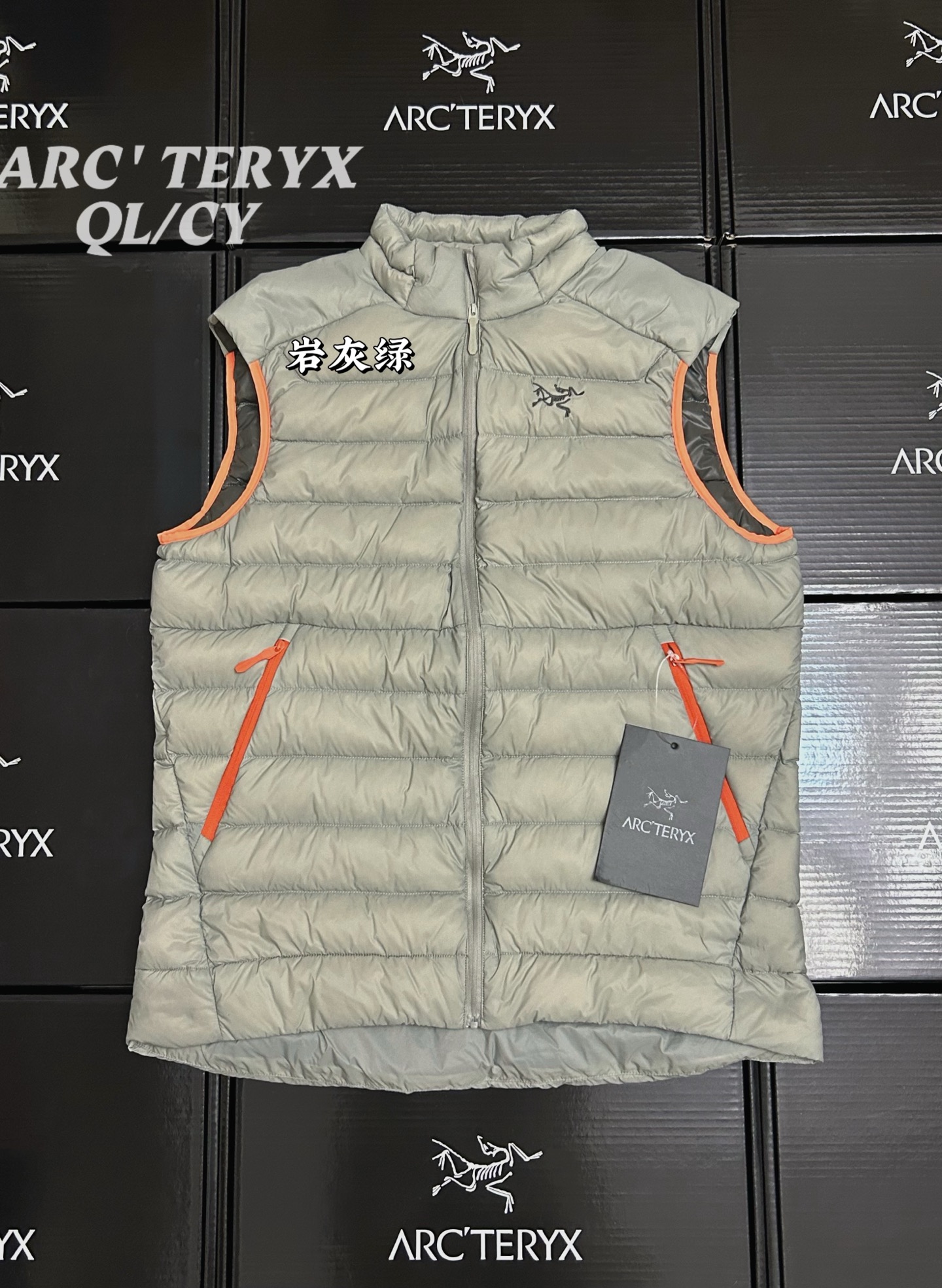 p350 款号k61
Arcteryx始祖鸟 Cerium vest 纯色休闲拉链立领鹅绒马甲 
整件马甲采用超轻量的面料和填充，可以轻松卷缩成自身的一个口袋中，形成一个非常小的收纳包。
•收纳后体积仅比一个可乐罐稍大，重量极轻（约200-250克，取决于尺码），几乎不占任何背包空间，非常适合作为应急保暖层随身携带
颜色：绿色   藏青 黑色 岩石灰  以太蓝 
size：s-xxxl