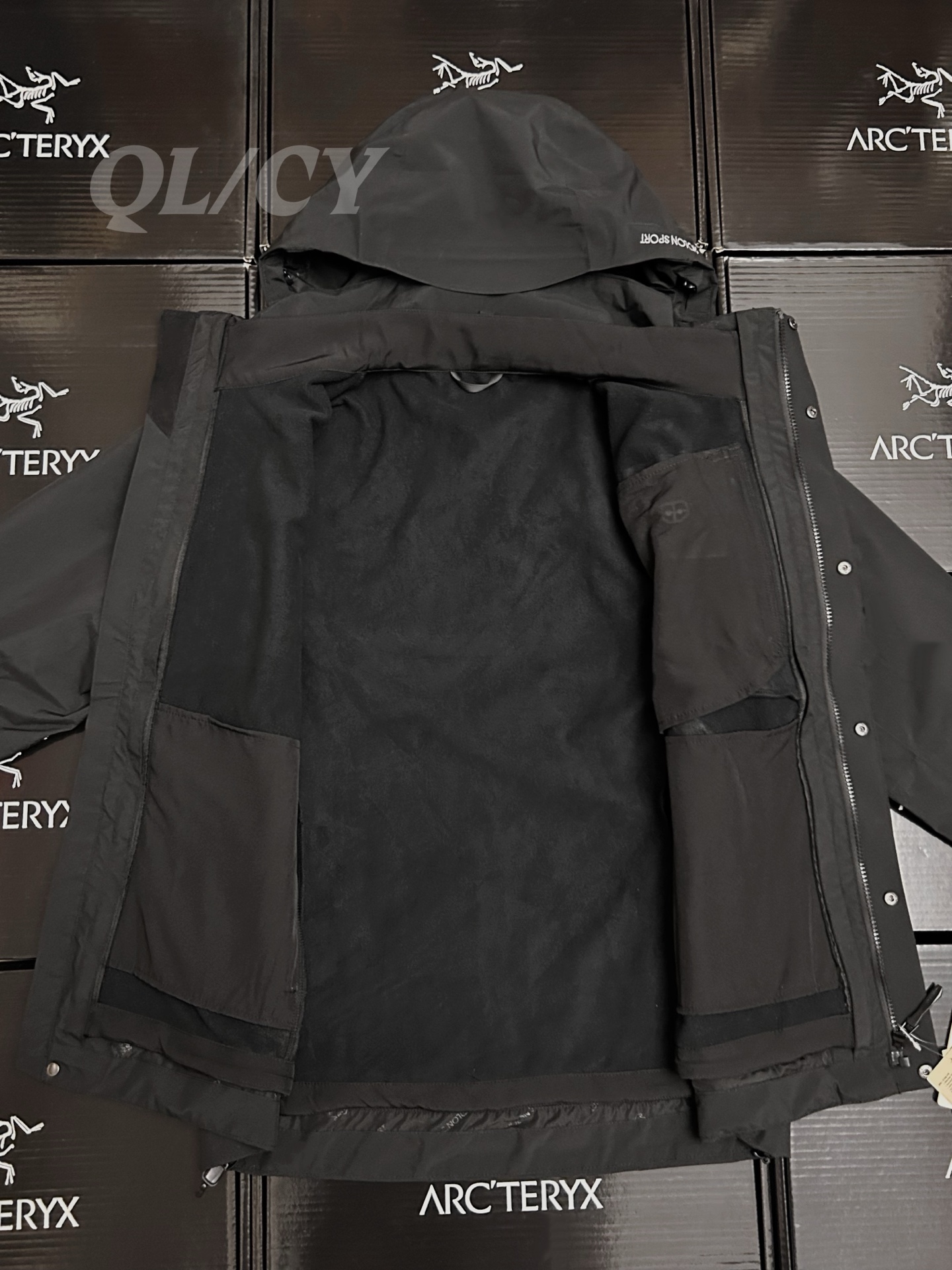 P420    款号A20 
高版本！KOLONSPORT可隆三合一内胆加绒冲锋衣可隆三色软壳极简钢标户外抗风保暖男女同款三合一冲锋衣 内胆可单穿外穿！面料采用原版B1297一比一定织定染GORE-TEX三合一面料。防雨，防风，防撕裂，保暖透气。工艺：原版分解，从裁剪，拼接，到缝制工艺完全原版一比一。属于可隆的向导级别.耐磨而高度防风的外层.面料能抵挡雨水.并且吸湿排汗.防湿表层面料.透气耐磨.防风.DWR处理能凝结面料水珠.立体整形，更合身舒适.拼接手肘无拉伸腋下插角布.可调节Velcro袖口魔术贴标签加上刺绣标志 层压式下巴防风挡，可兼容头盔的一体化风帽.采用斜门禁设计，简约时尚.部位设计精简使用上身效果极好！
颜色：黑色/黄色/卡其