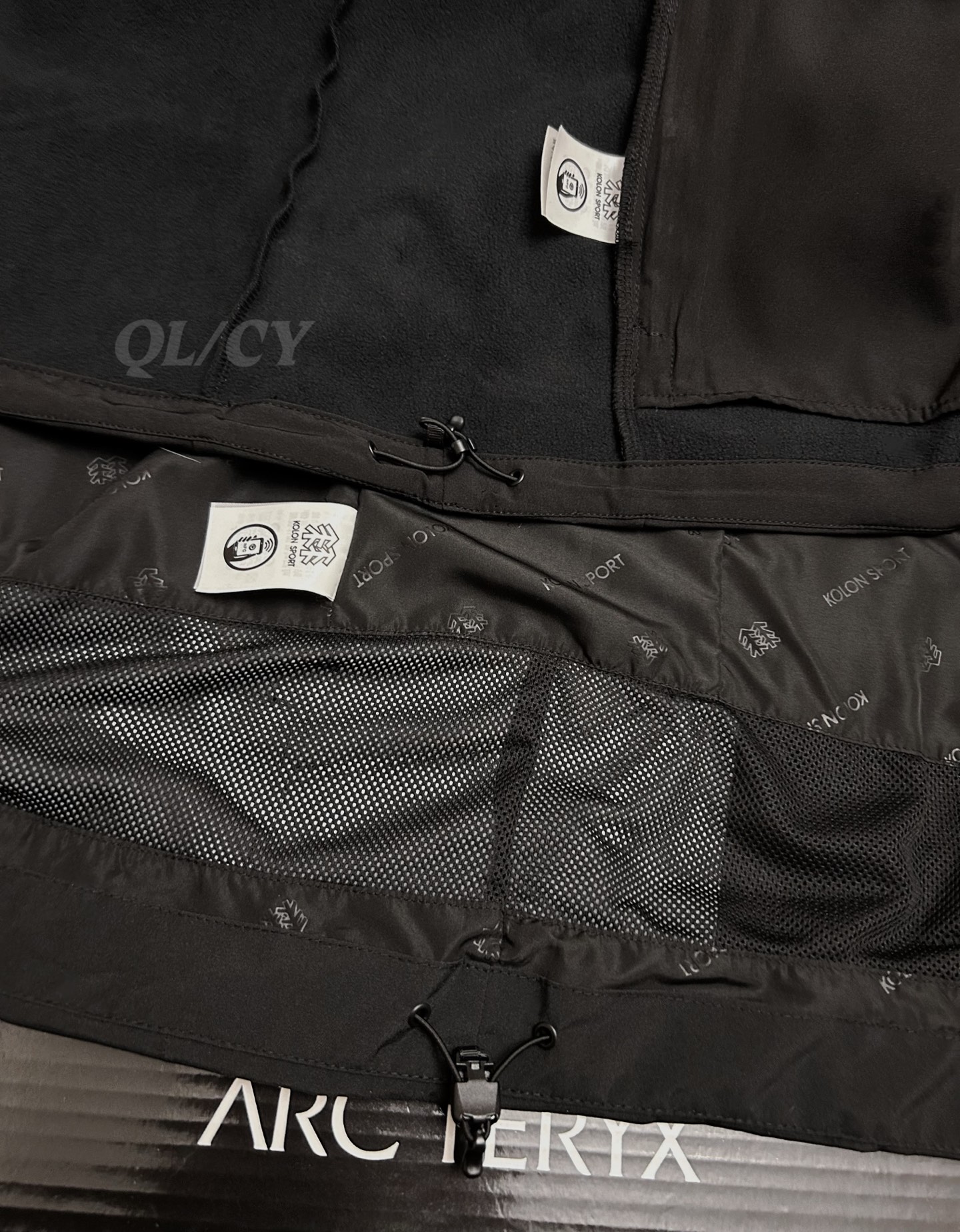 P420    款号A20 
高版本！KOLONSPORT可隆三合一内胆加绒冲锋衣可隆三色软壳极简钢标户外抗风保暖男女同款三合一冲锋衣 内胆可单穿外穿！面料采用原版B1297一比一定织定染GORE-TEX三合一面料。防雨，防风，防撕裂，保暖透气。工艺：原版分解，从裁剪，拼接，到缝制工艺完全原版一比一。属于可隆的向导级别.耐磨而高度防风的外层.面料能抵挡雨水.并且吸湿排汗.防湿表层面料.透气耐磨.防风.DWR处理能凝结面料水珠.立体整形，更合身舒适.拼接手肘无拉伸腋下插角布.可调节Velcro袖口魔术贴标签加上刺绣标志 层压式下巴防风挡，可兼容头盔的一体化风帽.采用斜门禁设计，简约时尚.部位设计精简使用上身效果极好！
颜色：黑色/黄色/卡其