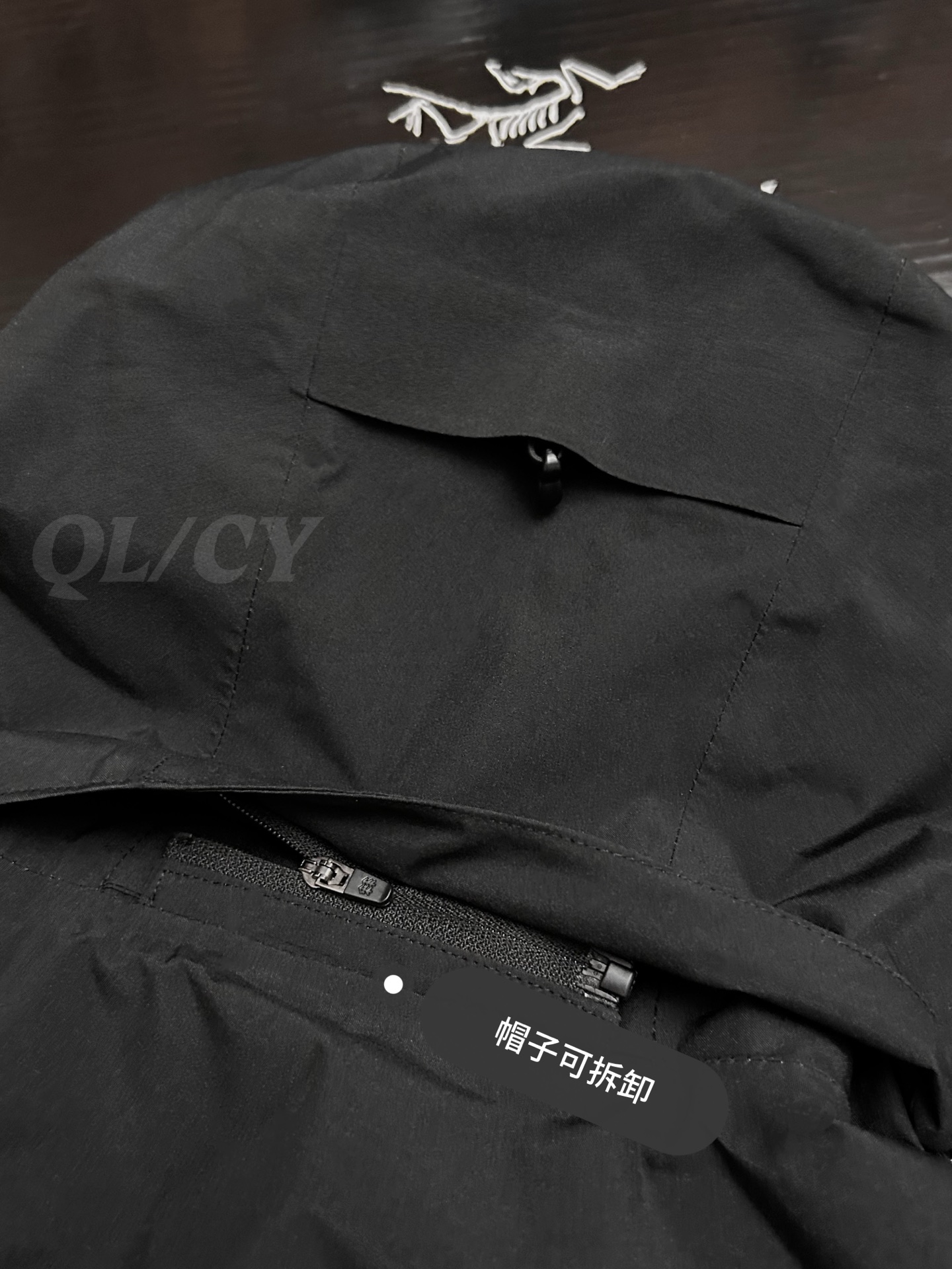 P420    款号A20 
高版本！KOLONSPORT可隆三合一内胆加绒冲锋衣可隆三色软壳极简钢标户外抗风保暖男女同款三合一冲锋衣 内胆可单穿外穿！面料采用原版B1297一比一定织定染GORE-TEX三合一面料。防雨，防风，防撕裂，保暖透气。工艺：原版分解，从裁剪，拼接，到缝制工艺完全原版一比一。属于可隆的向导级别.耐磨而高度防风的外层.面料能抵挡雨水.并且吸湿排汗.防湿表层面料.透气耐磨.防风.DWR处理能凝结面料水珠.立体整形，更合身舒适.拼接手肘无拉伸腋下插角布.可调节Velcro袖口魔术贴标签加上刺绣标志 层压式下巴防风挡，可兼容头盔的一体化风帽.采用斜门禁设计，简约时尚.部位设计精简使用上身效果极好！
颜色：黑色/黄色/卡其