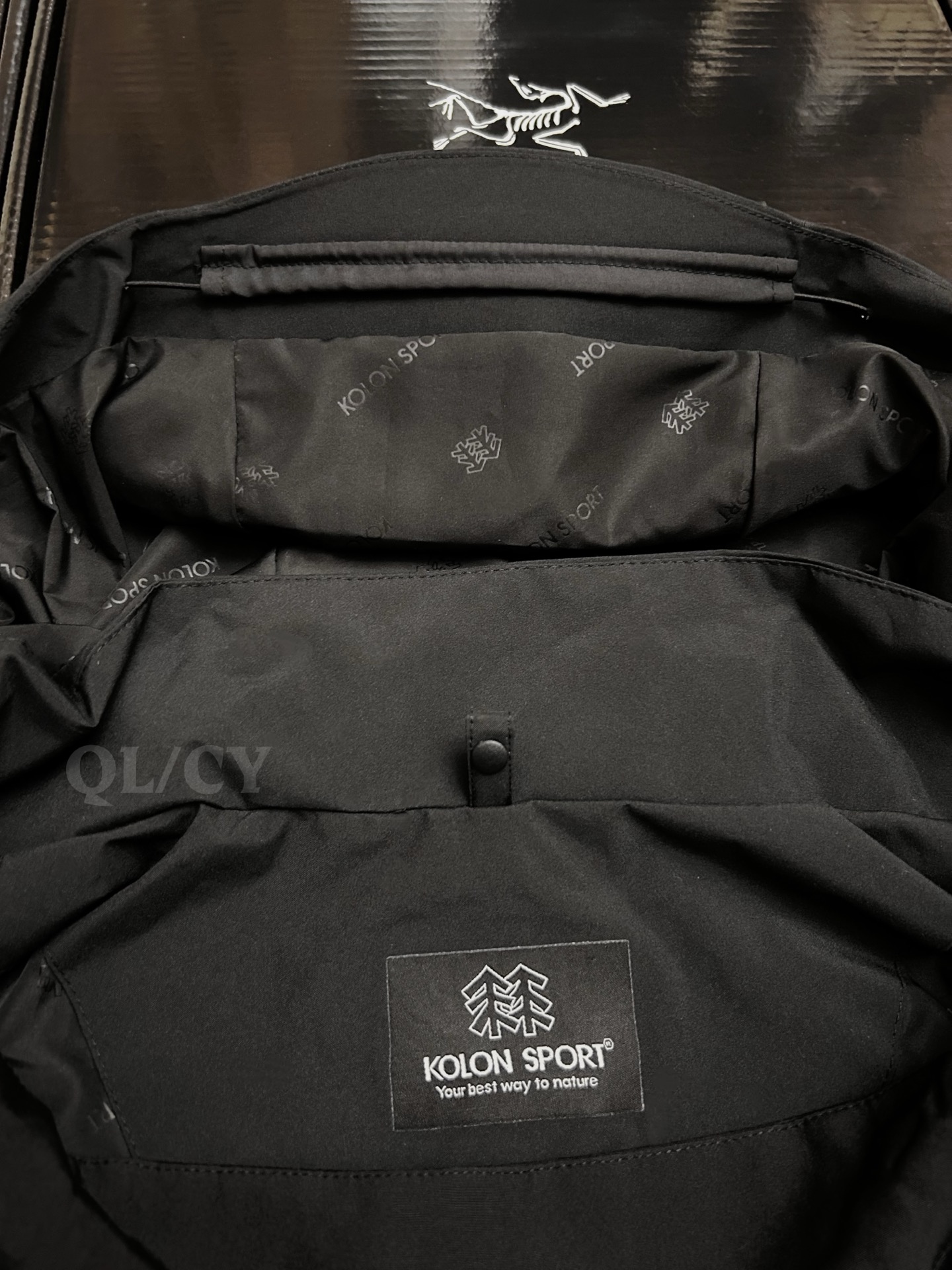 P420    款号A20 
高版本！KOLONSPORT可隆三合一内胆加绒冲锋衣可隆三色软壳极简钢标户外抗风保暖男女同款三合一冲锋衣 内胆可单穿外穿！面料采用原版B1297一比一定织定染GORE-TEX三合一面料。防雨，防风，防撕裂，保暖透气。工艺：原版分解，从裁剪，拼接，到缝制工艺完全原版一比一。属于可隆的向导级别.耐磨而高度防风的外层.面料能抵挡雨水.并且吸湿排汗.防湿表层面料.透气耐磨.防风.DWR处理能凝结面料水珠.立体整形，更合身舒适.拼接手肘无拉伸腋下插角布.可调节Velcro袖口魔术贴标签加上刺绣标志 层压式下巴防风挡，可兼容头盔的一体化风帽.采用斜门禁设计，简约时尚.部位设计精简使用上身效果极好！
颜色：黑色/黄色/卡其