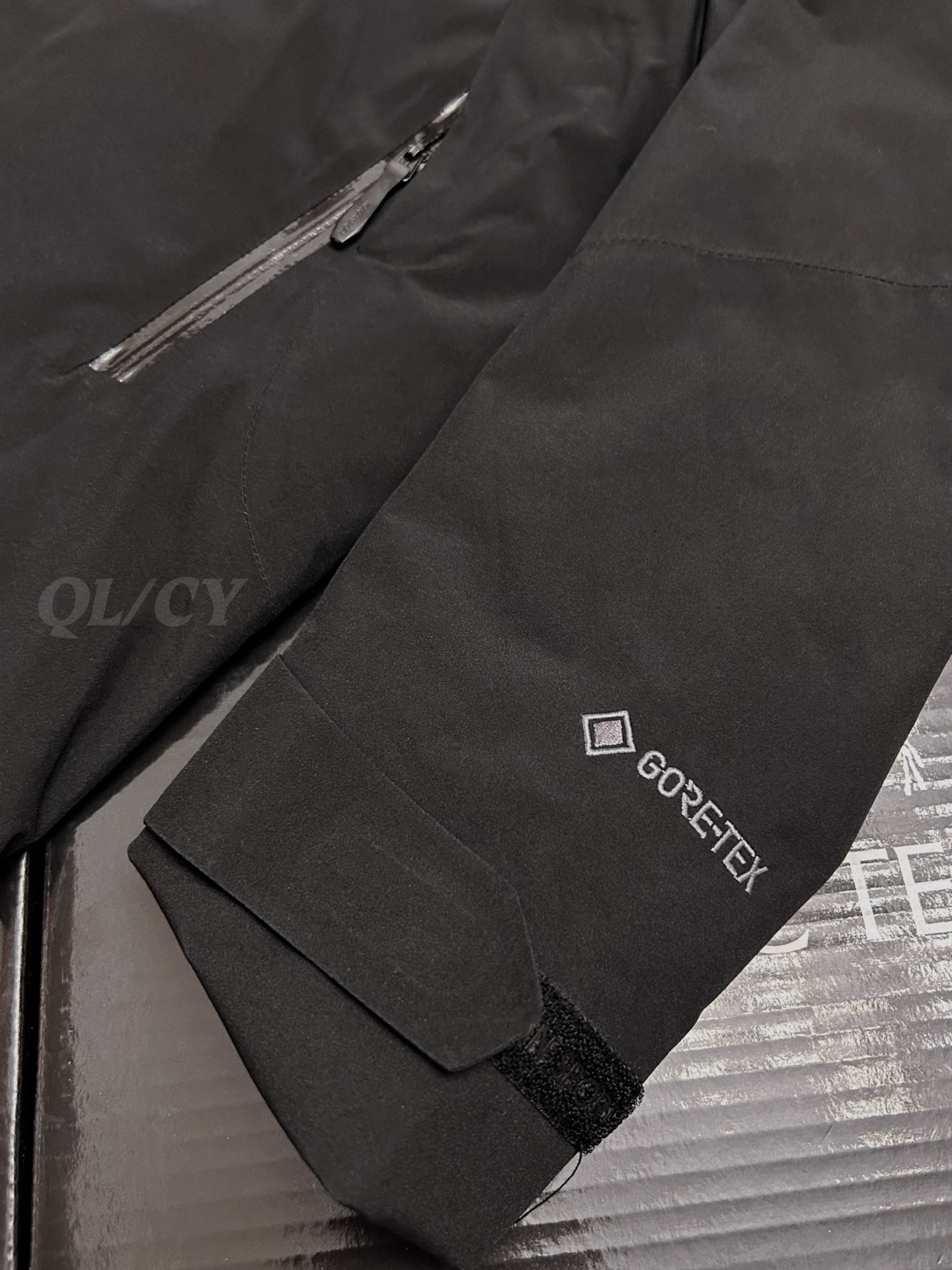 P420    款号A20 
高版本！KOLONSPORT可隆三合一内胆加绒冲锋衣可隆三色软壳极简钢标户外抗风保暖男女同款三合一冲锋衣 内胆可单穿外穿！面料采用原版B1297一比一定织定染GORE-TEX三合一面料。防雨，防风，防撕裂，保暖透气。工艺：原版分解，从裁剪，拼接，到缝制工艺完全原版一比一。属于可隆的向导级别.耐磨而高度防风的外层.面料能抵挡雨水.并且吸湿排汗.防湿表层面料.透气耐磨.防风.DWR处理能凝结面料水珠.立体整形，更合身舒适.拼接手肘无拉伸腋下插角布.可调节Velcro袖口魔术贴标签加上刺绣标志 层压式下巴防风挡，可兼容头盔的一体化风帽.采用斜门禁设计，简约时尚.部位设计精简使用上身效果极好！
颜色：黑色/黄色/卡其