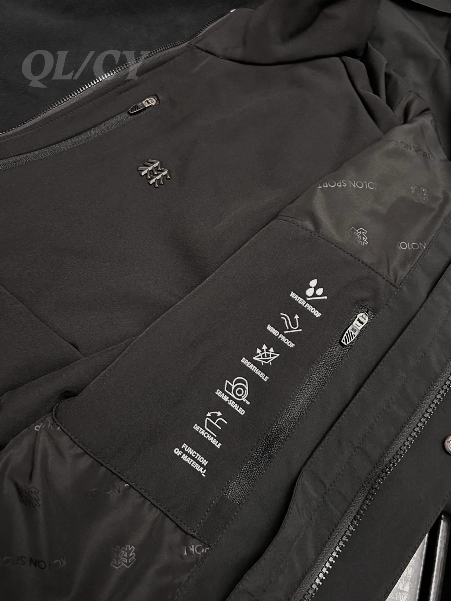 P420    款号A20 
高版本！KOLONSPORT可隆三合一内胆加绒冲锋衣可隆三色软壳极简钢标户外抗风保暖男女同款三合一冲锋衣 内胆可单穿外穿！面料采用原版B1297一比一定织定染GORE-TEX三合一面料。防雨，防风，防撕裂，保暖透气。工艺：原版分解，从裁剪，拼接，到缝制工艺完全原版一比一。属于可隆的向导级别.耐磨而高度防风的外层.面料能抵挡雨水.并且吸湿排汗.防湿表层面料.透气耐磨.防风.DWR处理能凝结面料水珠.立体整形，更合身舒适.拼接手肘无拉伸腋下插角布.可调节Velcro袖口魔术贴标签加上刺绣标志 层压式下巴防风挡，可兼容头盔的一体化风帽.采用斜门禁设计，简约时尚.部位设计精简使用上身效果极好！
颜色：黑色/黄色/卡其