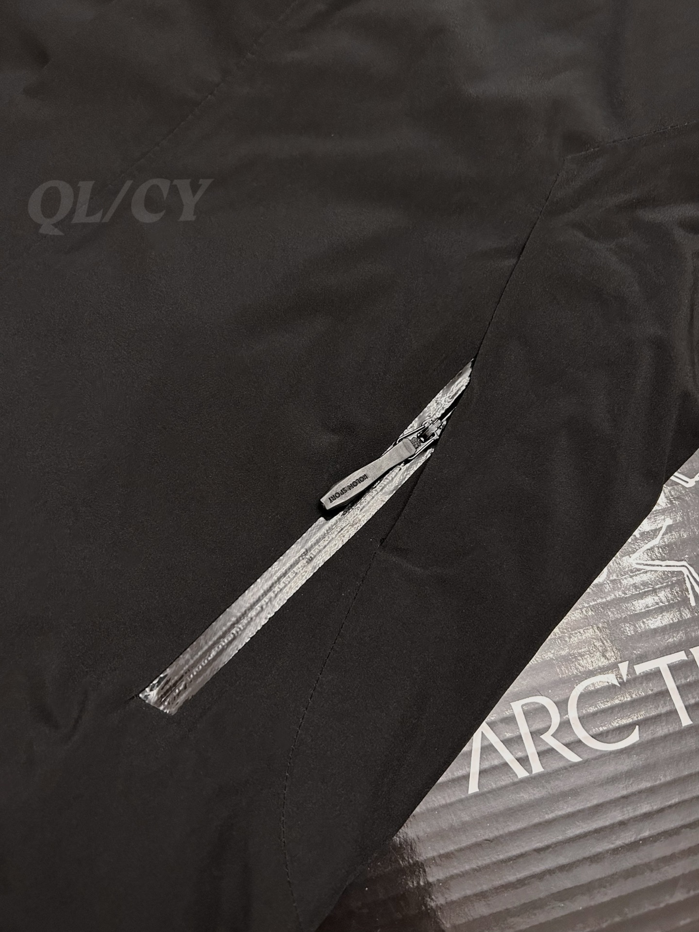 P420    款号A20 
高版本！KOLONSPORT可隆三合一内胆加绒冲锋衣可隆三色软壳极简钢标户外抗风保暖男女同款三合一冲锋衣 内胆可单穿外穿！面料采用原版B1297一比一定织定染GORE-TEX三合一面料。防雨，防风，防撕裂，保暖透气。工艺：原版分解，从裁剪，拼接，到缝制工艺完全原版一比一。属于可隆的向导级别.耐磨而高度防风的外层.面料能抵挡雨水.并且吸湿排汗.防湿表层面料.透气耐磨.防风.DWR处理能凝结面料水珠.立体整形，更合身舒适.拼接手肘无拉伸腋下插角布.可调节Velcro袖口魔术贴标签加上刺绣标志 层压式下巴防风挡，可兼容头盔的一体化风帽.采用斜门禁设计，简约时尚.部位设计精简使用上身效果极好！
颜色：黑色/黄色/卡其