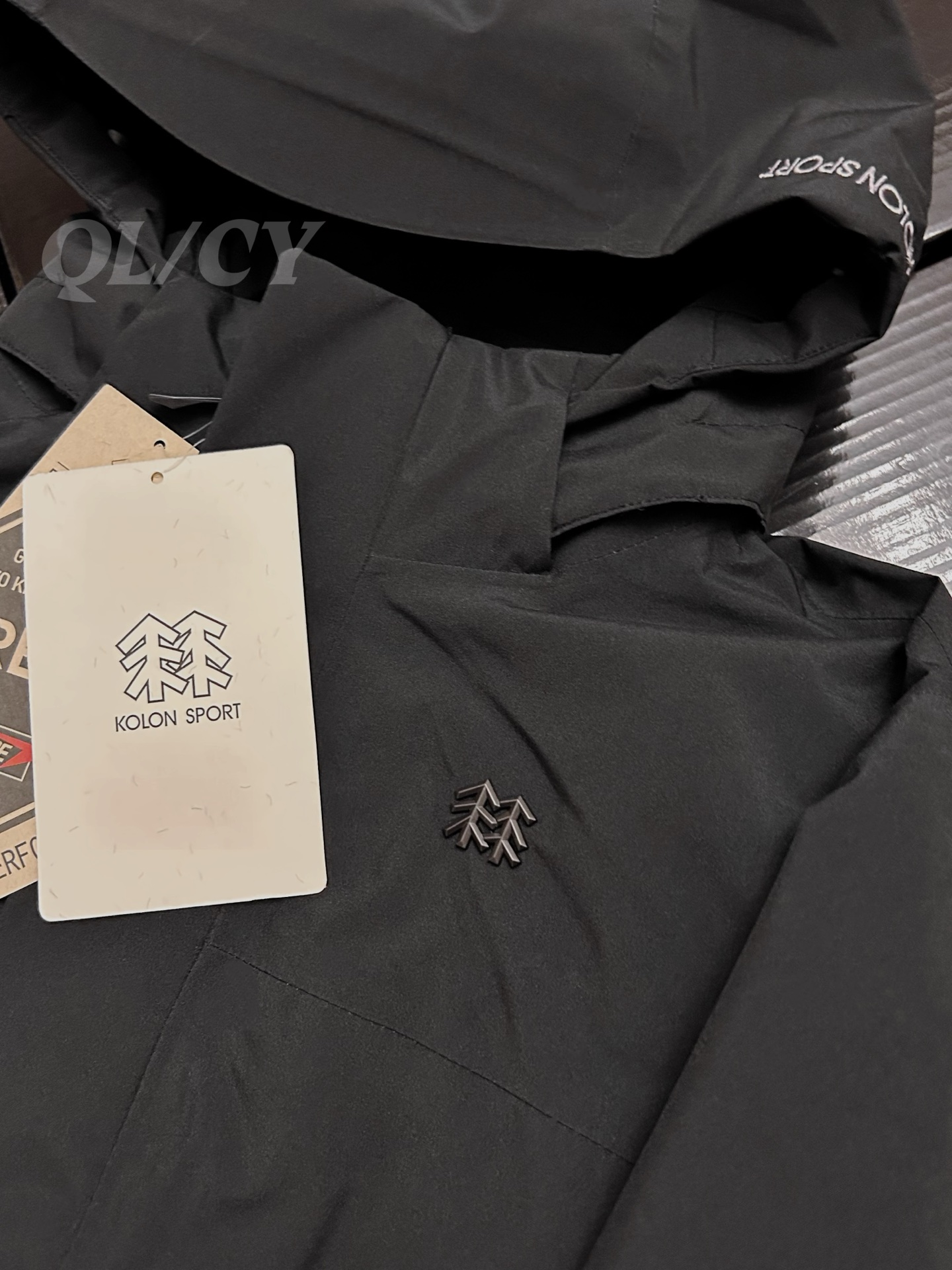 P420    款号A20 
高版本！KOLONSPORT可隆三合一内胆加绒冲锋衣可隆三色软壳极简钢标户外抗风保暖男女同款三合一冲锋衣 内胆可单穿外穿！面料采用原版B1297一比一定织定染GORE-TEX三合一面料。防雨，防风，防撕裂，保暖透气。工艺：原版分解，从裁剪，拼接，到缝制工艺完全原版一比一。属于可隆的向导级别.耐磨而高度防风的外层.面料能抵挡雨水.并且吸湿排汗.防湿表层面料.透气耐磨.防风.DWR处理能凝结面料水珠.立体整形，更合身舒适.拼接手肘无拉伸腋下插角布.可调节Velcro袖口魔术贴标签加上刺绣标志 层压式下巴防风挡，可兼容头盔的一体化风帽.采用斜门禁设计，简约时尚.部位设计精简使用上身效果极好！
颜色：黑色/黄色/卡其