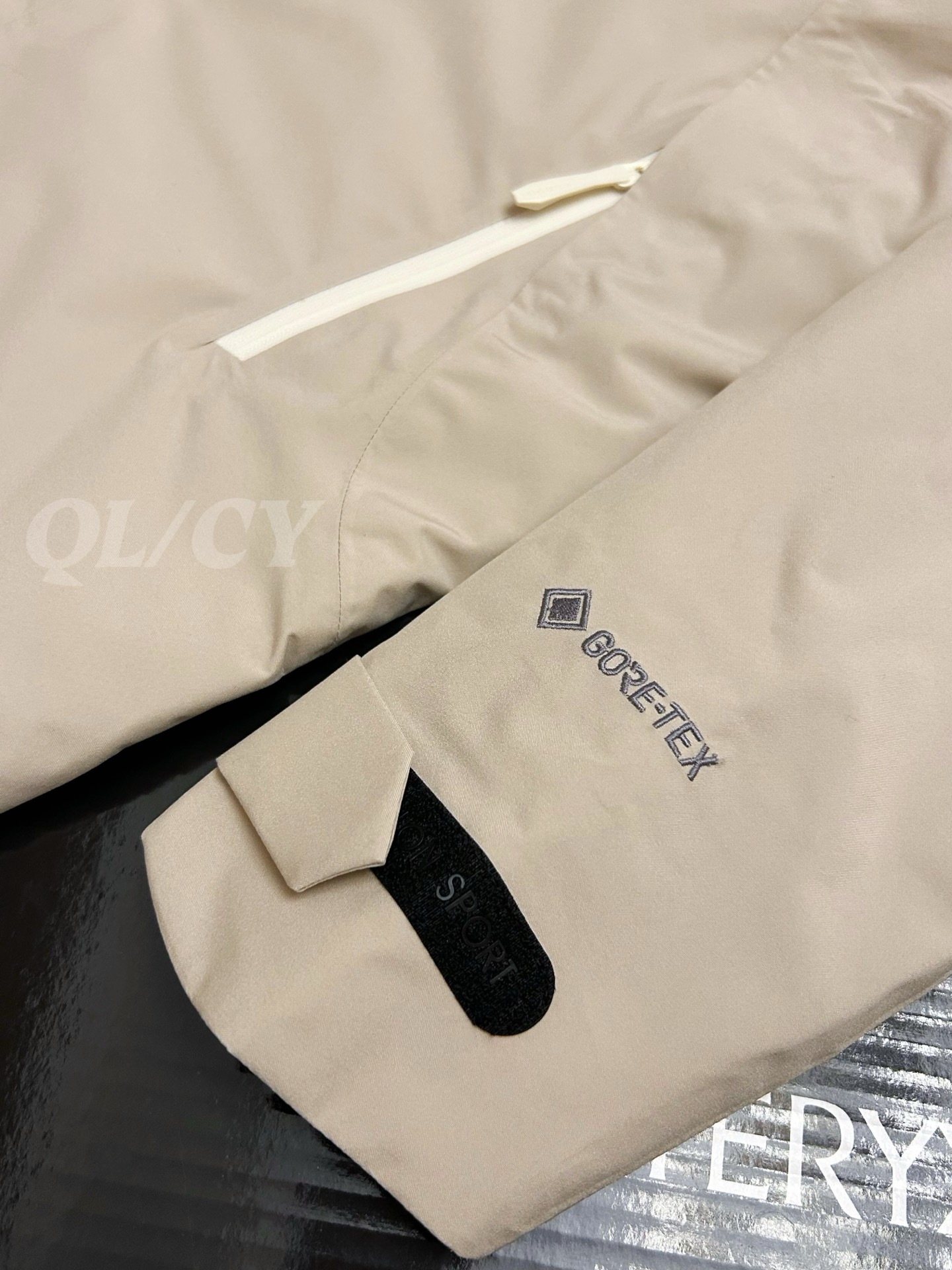 P420    款号A20 
高版本！KOLONSPORT可隆三合一内胆加绒冲锋衣可隆三色软壳极简钢标户外抗风保暖男女同款三合一冲锋衣 内胆可单穿外穿！面料采用原版B1297一比一定织定染GORE-TEX三合一面料。防雨，防风，防撕裂，保暖透气。工艺：原版分解，从裁剪，拼接，到缝制工艺完全原版一比一。属于可隆的向导级别.耐磨而高度防风的外层.面料能抵挡雨水.并且吸湿排汗.防湿表层面料.透气耐磨.防风.DWR处理能凝结面料水珠.立体整形，更合身舒适.拼接手肘无拉伸腋下插角布.可调节Velcro袖口魔术贴标签加上刺绣标志 层压式下巴防风挡，可兼容头盔的一体化风帽.采用斜门禁设计，简约时尚.部位设计精简使用上身效果极好！
颜色：黑色/黄色/卡其