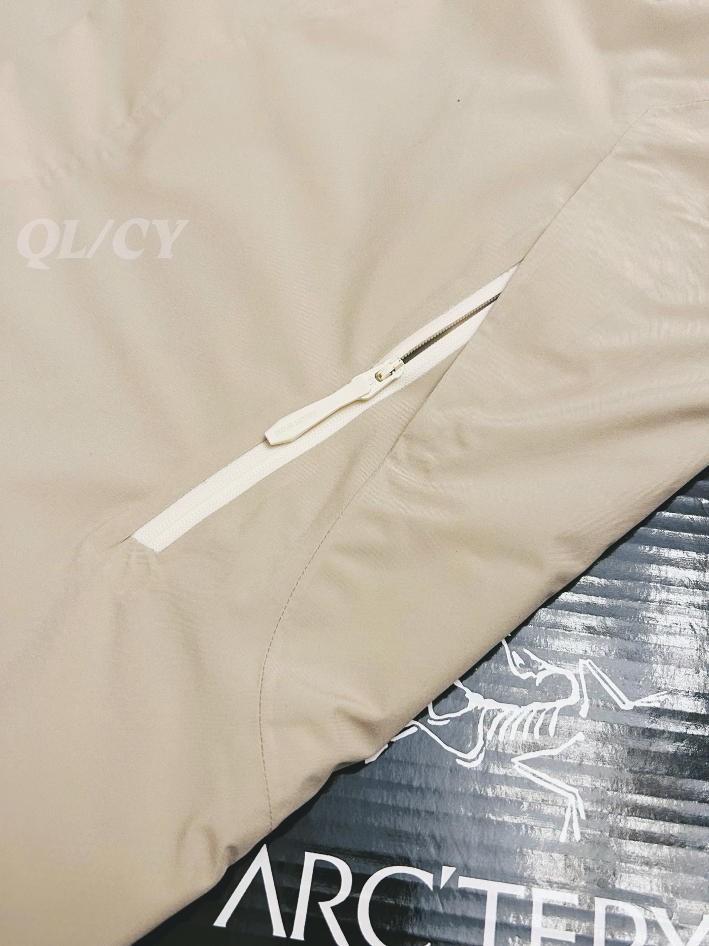 P420    款号A20 
高版本！KOLONSPORT可隆三合一内胆加绒冲锋衣可隆三色软壳极简钢标户外抗风保暖男女同款三合一冲锋衣 内胆可单穿外穿！面料采用原版B1297一比一定织定染GORE-TEX三合一面料。防雨，防风，防撕裂，保暖透气。工艺：原版分解，从裁剪，拼接，到缝制工艺完全原版一比一。属于可隆的向导级别.耐磨而高度防风的外层.面料能抵挡雨水.并且吸湿排汗.防湿表层面料.透气耐磨.防风.DWR处理能凝结面料水珠.立体整形，更合身舒适.拼接手肘无拉伸腋下插角布.可调节Velcro袖口魔术贴标签加上刺绣标志 层压式下巴防风挡，可兼容头盔的一体化风帽.采用斜门禁设计，简约时尚.部位设计精简使用上身效果极好！
颜色：黑色/黄色/卡其