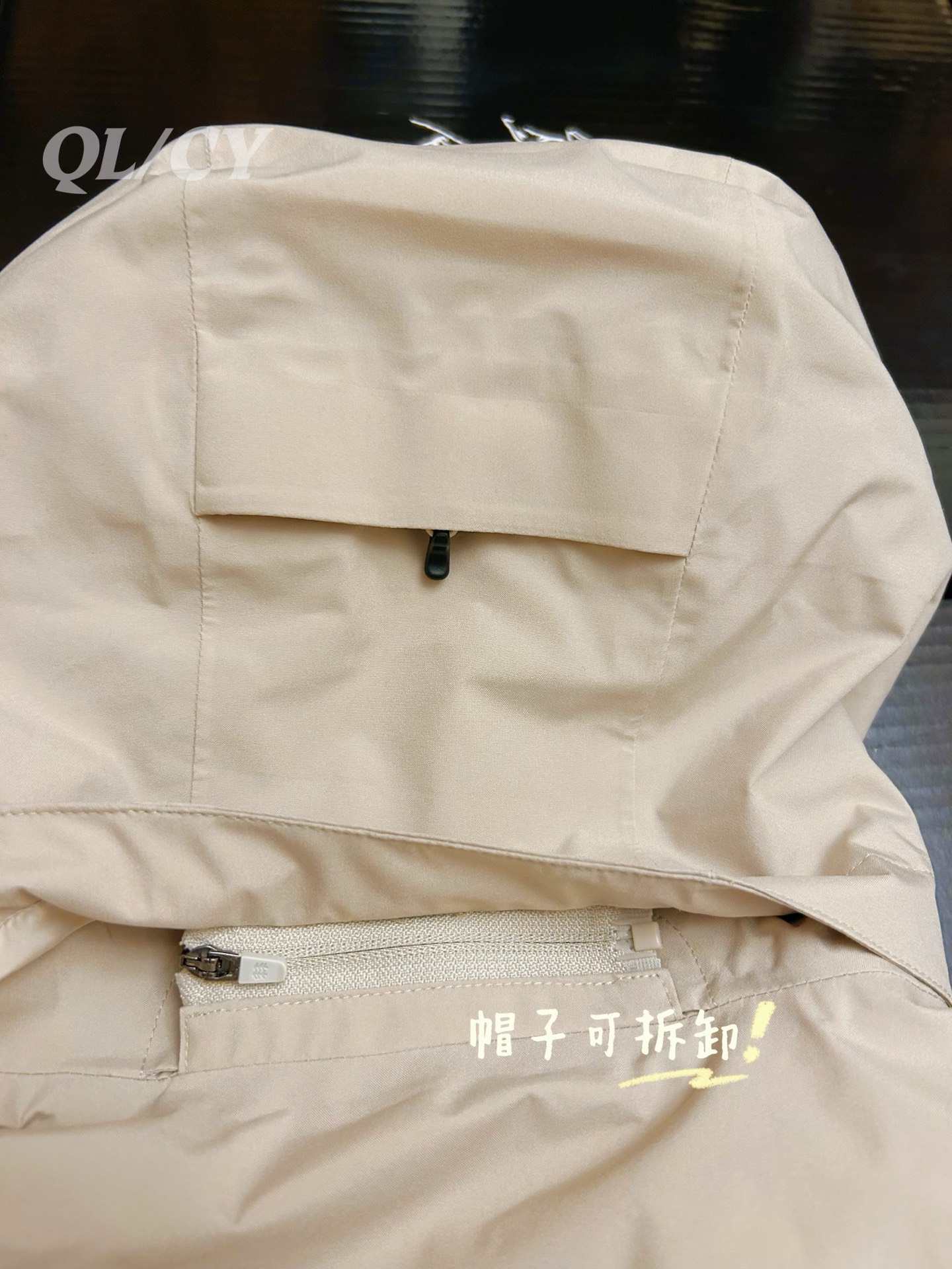 P420    款号A20 
高版本！KOLONSPORT可隆三合一内胆加绒冲锋衣可隆三色软壳极简钢标户外抗风保暖男女同款三合一冲锋衣 内胆可单穿外穿！面料采用原版B1297一比一定织定染GORE-TEX三合一面料。防雨，防风，防撕裂，保暖透气。工艺：原版分解，从裁剪，拼接，到缝制工艺完全原版一比一。属于可隆的向导级别.耐磨而高度防风的外层.面料能抵挡雨水.并且吸湿排汗.防湿表层面料.透气耐磨.防风.DWR处理能凝结面料水珠.立体整形，更合身舒适.拼接手肘无拉伸腋下插角布.可调节Velcro袖口魔术贴标签加上刺绣标志 层压式下巴防风挡，可兼容头盔的一体化风帽.采用斜门禁设计，简约时尚.部位设计精简使用上身效果极好！
颜色：黑色/黄色/卡其