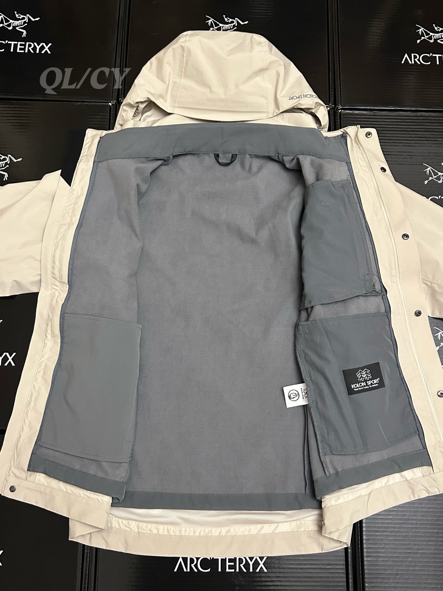 P420    款号A20 
高版本！KOLONSPORT可隆三合一内胆加绒冲锋衣可隆三色软壳极简钢标户外抗风保暖男女同款三合一冲锋衣 内胆可单穿外穿！面料采用原版B1297一比一定织定染GORE-TEX三合一面料。防雨，防风，防撕裂，保暖透气。工艺：原版分解，从裁剪，拼接，到缝制工艺完全原版一比一。属于可隆的向导级别.耐磨而高度防风的外层.面料能抵挡雨水.并且吸湿排汗.防湿表层面料.透气耐磨.防风.DWR处理能凝结面料水珠.立体整形，更合身舒适.拼接手肘无拉伸腋下插角布.可调节Velcro袖口魔术贴标签加上刺绣标志 层压式下巴防风挡，可兼容头盔的一体化风帽.采用斜门禁设计，简约时尚.部位设计精简使用上身效果极好！
颜色：黑色/黄色/卡其