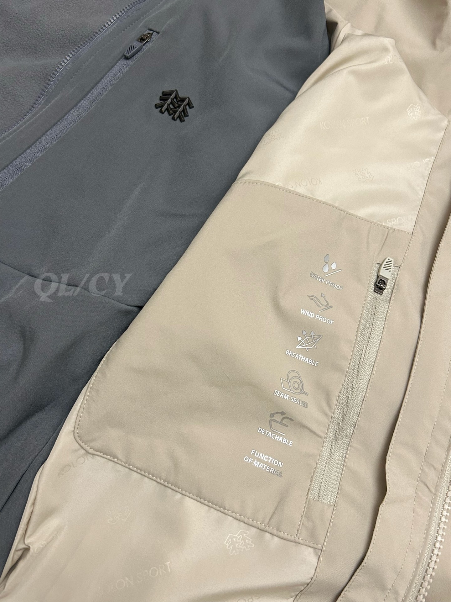 P420    款号A20 
高版本！KOLONSPORT可隆三合一内胆加绒冲锋衣可隆三色软壳极简钢标户外抗风保暖男女同款三合一冲锋衣 内胆可单穿外穿！面料采用原版B1297一比一定织定染GORE-TEX三合一面料。防雨，防风，防撕裂，保暖透气。工艺：原版分解，从裁剪，拼接，到缝制工艺完全原版一比一。属于可隆的向导级别.耐磨而高度防风的外层.面料能抵挡雨水.并且吸湿排汗.防湿表层面料.透气耐磨.防风.DWR处理能凝结面料水珠.立体整形，更合身舒适.拼接手肘无拉伸腋下插角布.可调节Velcro袖口魔术贴标签加上刺绣标志 层压式下巴防风挡，可兼容头盔的一体化风帽.采用斜门禁设计，简约时尚.部位设计精简使用上身效果极好！
颜色：黑色/黄色/卡其