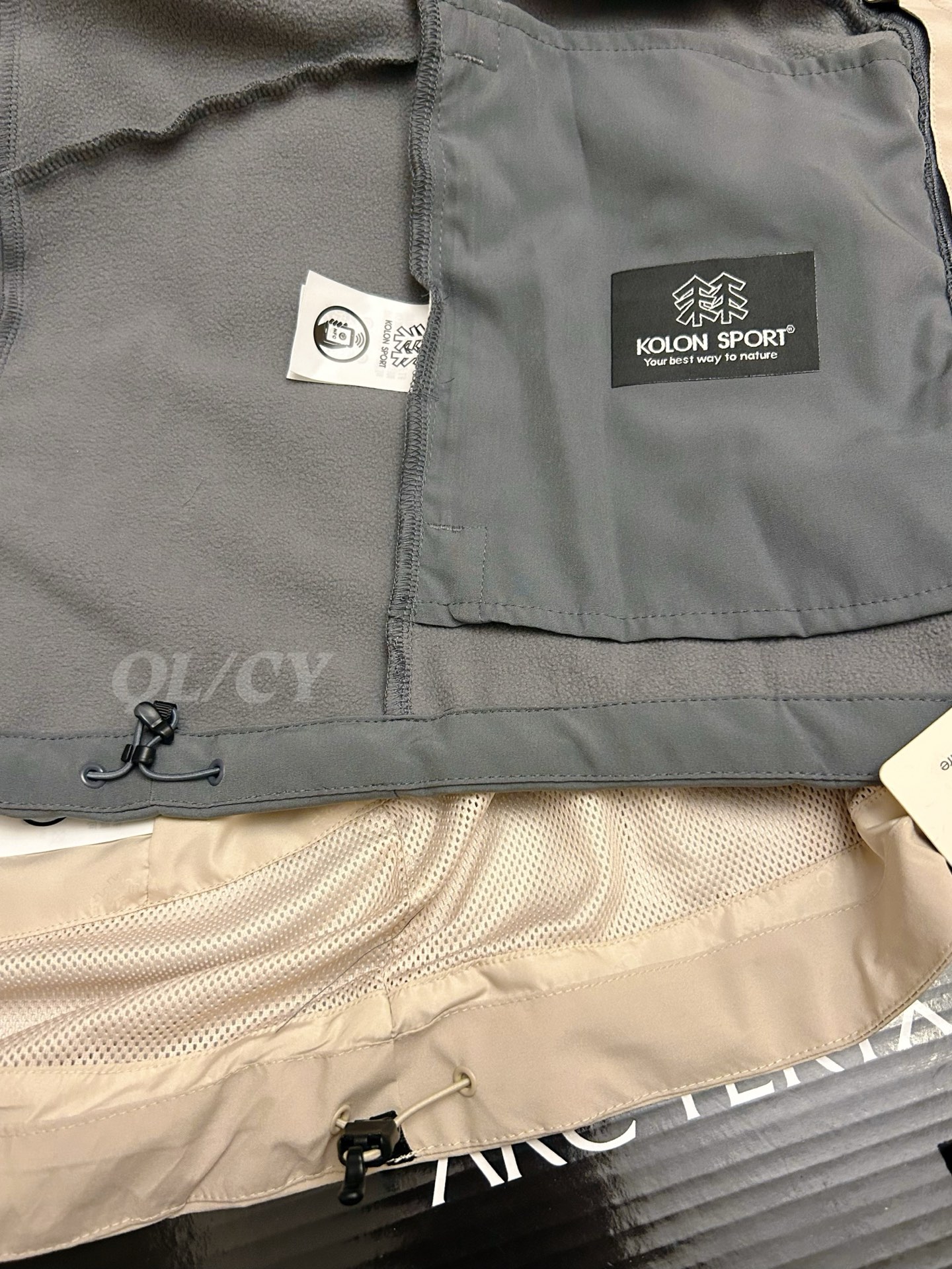 P420    款号A20 
高版本！KOLONSPORT可隆三合一内胆加绒冲锋衣可隆三色软壳极简钢标户外抗风保暖男女同款三合一冲锋衣 内胆可单穿外穿！面料采用原版B1297一比一定织定染GORE-TEX三合一面料。防雨，防风，防撕裂，保暖透气。工艺：原版分解，从裁剪，拼接，到缝制工艺完全原版一比一。属于可隆的向导级别.耐磨而高度防风的外层.面料能抵挡雨水.并且吸湿排汗.防湿表层面料.透气耐磨.防风.DWR处理能凝结面料水珠.立体整形，更合身舒适.拼接手肘无拉伸腋下插角布.可调节Velcro袖口魔术贴标签加上刺绣标志 层压式下巴防风挡，可兼容头盔的一体化风帽.采用斜门禁设计，简约时尚.部位设计精简使用上身效果极好！
颜色：黑色/黄色/卡其