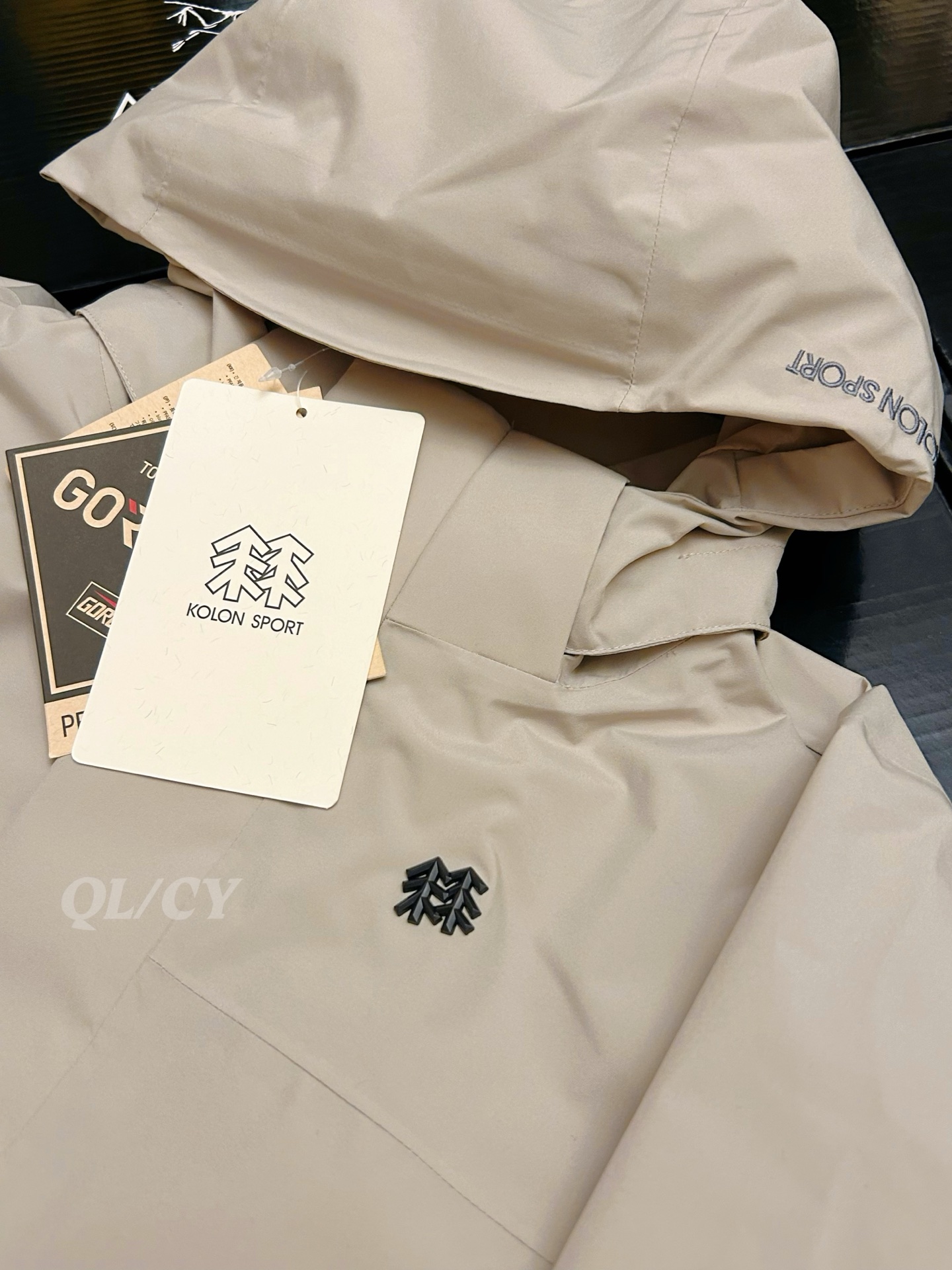 P420    款号A20 
高版本！KOLONSPORT可隆三合一内胆加绒冲锋衣可隆三色软壳极简钢标户外抗风保暖男女同款三合一冲锋衣 内胆可单穿外穿！面料采用原版B1297一比一定织定染GORE-TEX三合一面料。防雨，防风，防撕裂，保暖透气。工艺：原版分解，从裁剪，拼接，到缝制工艺完全原版一比一。属于可隆的向导级别.耐磨而高度防风的外层.面料能抵挡雨水.并且吸湿排汗.防湿表层面料.透气耐磨.防风.DWR处理能凝结面料水珠.立体整形，更合身舒适.拼接手肘无拉伸腋下插角布.可调节Velcro袖口魔术贴标签加上刺绣标志 层压式下巴防风挡，可兼容头盔的一体化风帽.采用斜门禁设计，简约时尚.部位设计精简使用上身效果极好！
颜色：黑色/黄色/卡其