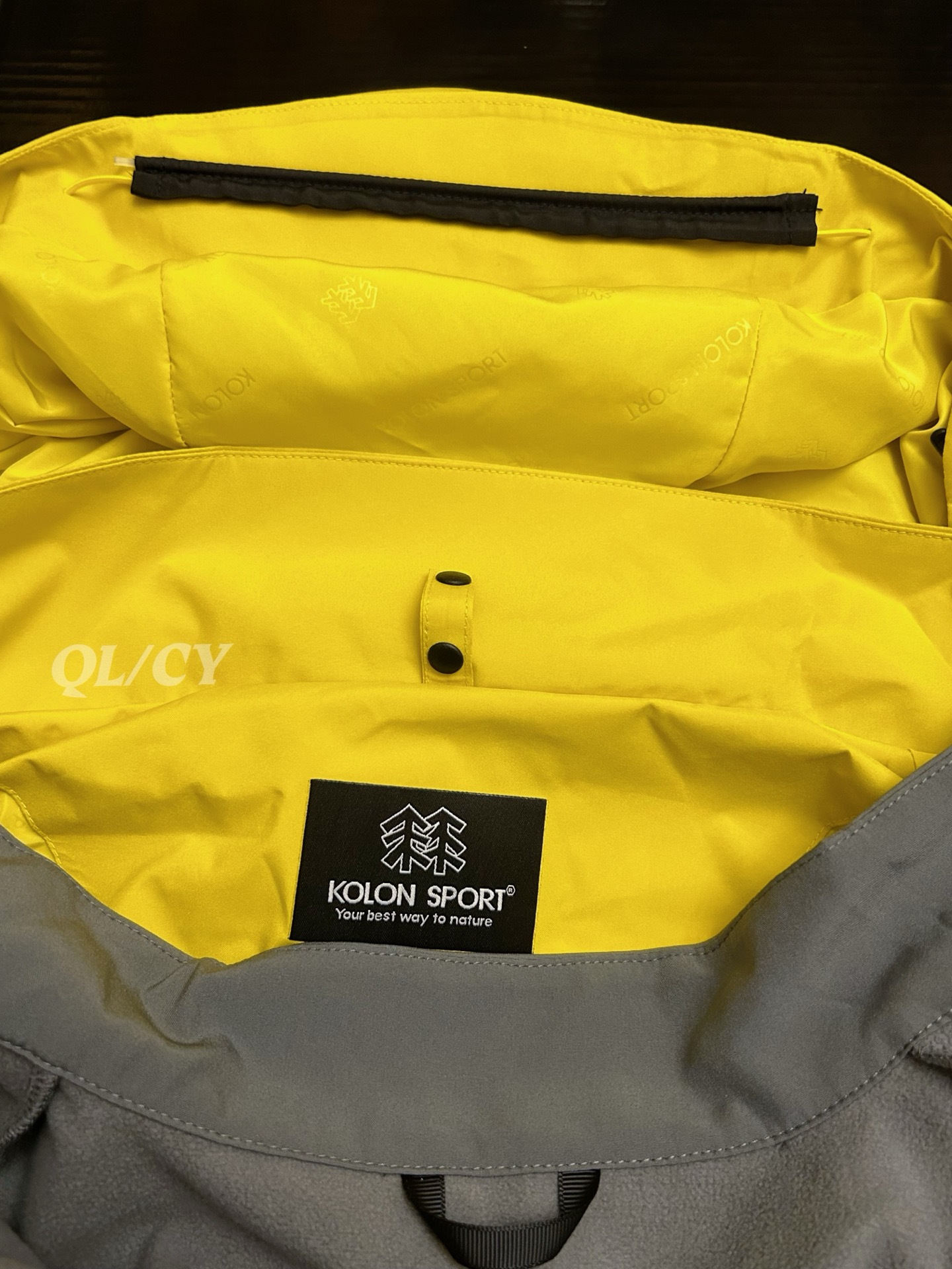 P420    款号A20 
高版本！KOLONSPORT可隆三合一内胆加绒冲锋衣可隆三色软壳极简钢标户外抗风保暖男女同款三合一冲锋衣 内胆可单穿外穿！面料采用原版B1297一比一定织定染GORE-TEX三合一面料。防雨，防风，防撕裂，保暖透气。工艺：原版分解，从裁剪，拼接，到缝制工艺完全原版一比一。属于可隆的向导级别.耐磨而高度防风的外层.面料能抵挡雨水.并且吸湿排汗.防湿表层面料.透气耐磨.防风.DWR处理能凝结面料水珠.立体整形，更合身舒适.拼接手肘无拉伸腋下插角布.可调节Velcro袖口魔术贴标签加上刺绣标志 层压式下巴防风挡，可兼容头盔的一体化风帽.采用斜门禁设计，简约时尚.部位设计精简使用上身效果极好！
颜色：黑色/黄色/卡其