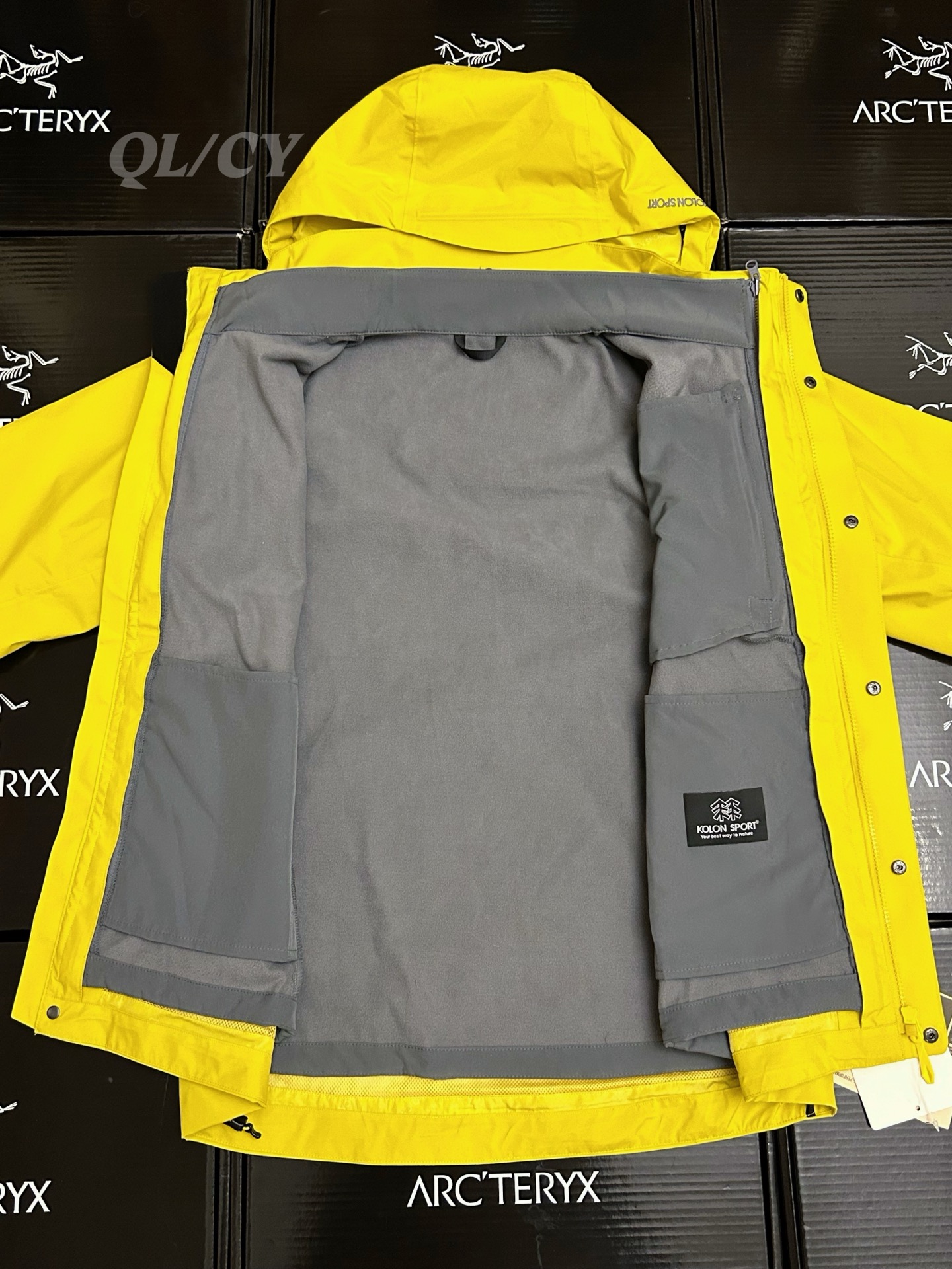 P420    款号A20 
高版本！KOLONSPORT可隆三合一内胆加绒冲锋衣可隆三色软壳极简钢标户外抗风保暖男女同款三合一冲锋衣 内胆可单穿外穿！面料采用原版B1297一比一定织定染GORE-TEX三合一面料。防雨，防风，防撕裂，保暖透气。工艺：原版分解，从裁剪，拼接，到缝制工艺完全原版一比一。属于可隆的向导级别.耐磨而高度防风的外层.面料能抵挡雨水.并且吸湿排汗.防湿表层面料.透气耐磨.防风.DWR处理能凝结面料水珠.立体整形，更合身舒适.拼接手肘无拉伸腋下插角布.可调节Velcro袖口魔术贴标签加上刺绣标志 层压式下巴防风挡，可兼容头盔的一体化风帽.采用斜门禁设计，简约时尚.部位设计精简使用上身效果极好！
颜色：黑色/黄色/卡其