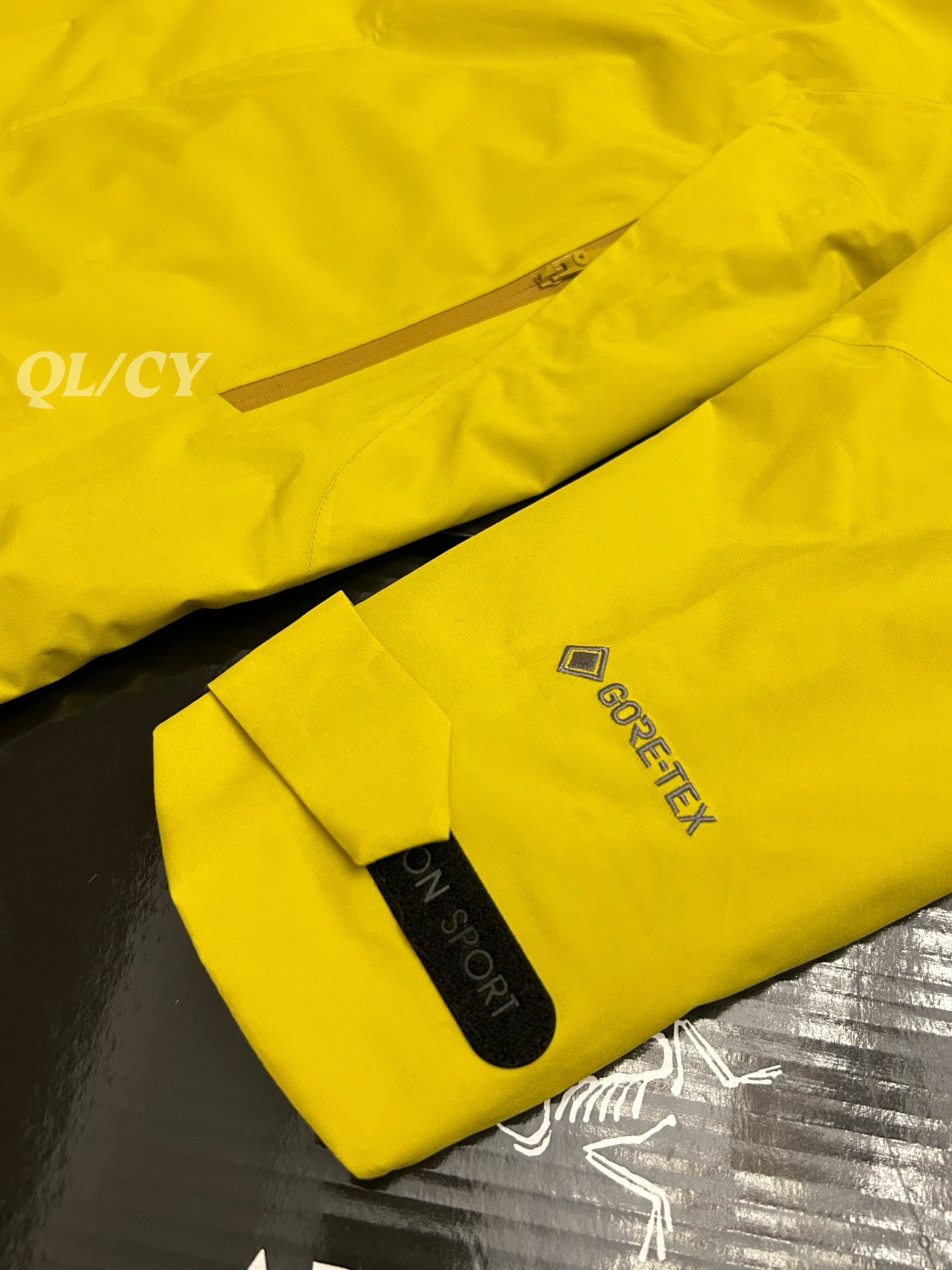 P420    款号A20 
高版本！KOLONSPORT可隆三合一内胆加绒冲锋衣可隆三色软壳极简钢标户外抗风保暖男女同款三合一冲锋衣 内胆可单穿外穿！面料采用原版B1297一比一定织定染GORE-TEX三合一面料。防雨，防风，防撕裂，保暖透气。工艺：原版分解，从裁剪，拼接，到缝制工艺完全原版一比一。属于可隆的向导级别.耐磨而高度防风的外层.面料能抵挡雨水.并且吸湿排汗.防湿表层面料.透气耐磨.防风.DWR处理能凝结面料水珠.立体整形，更合身舒适.拼接手肘无拉伸腋下插角布.可调节Velcro袖口魔术贴标签加上刺绣标志 层压式下巴防风挡，可兼容头盔的一体化风帽.采用斜门禁设计，简约时尚.部位设计精简使用上身效果极好！
颜色：黑色/黄色/卡其